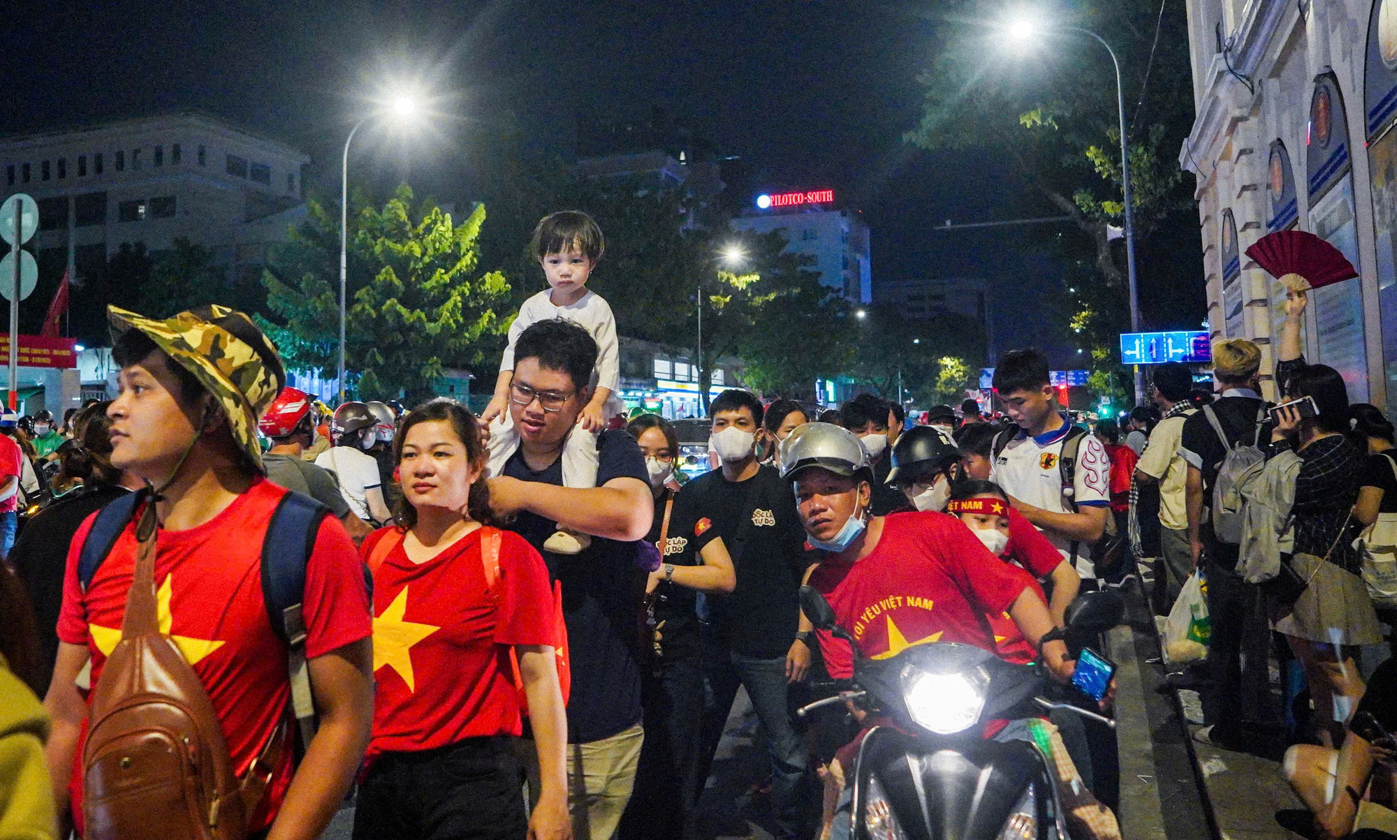 Ngã tư Đinh Tiên Hoàng - Lê Duẩn cũng kẹt cứng người...