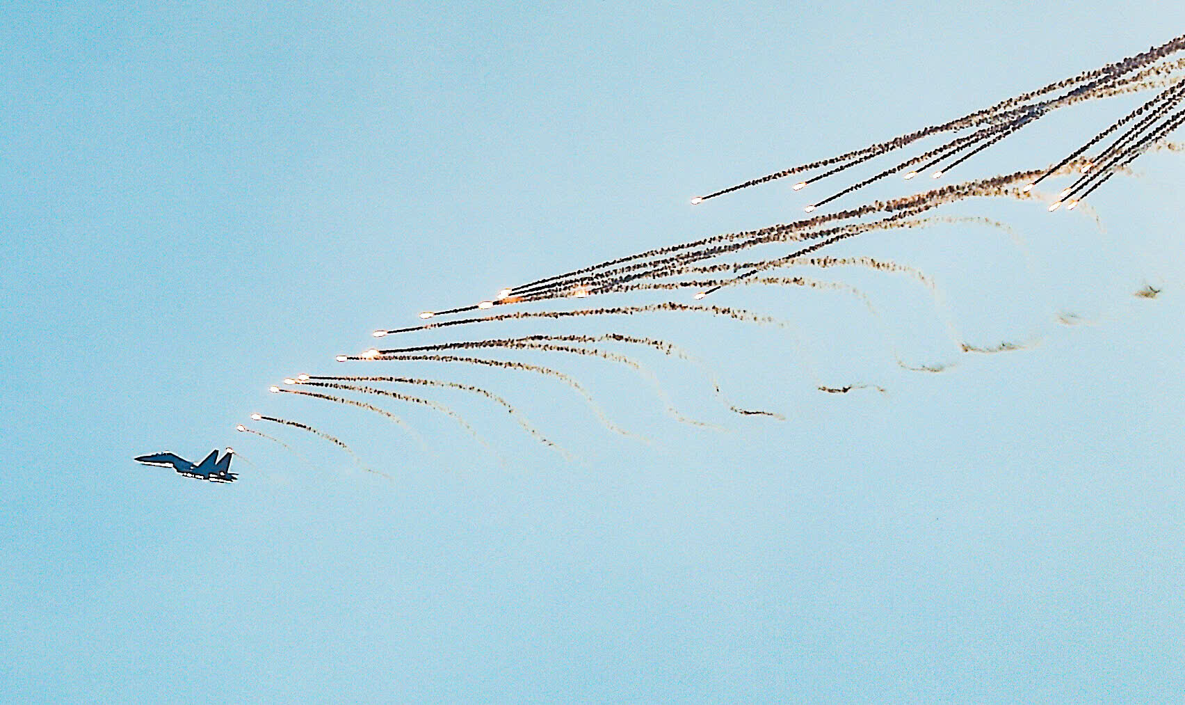 Màn trình diễn của Biên đội không quân mở đầu cho phần diễu binh, diễu hành. Màn trình diễn của Biên đội không quân mở đầu cho phần diễu binh, diễu hành.