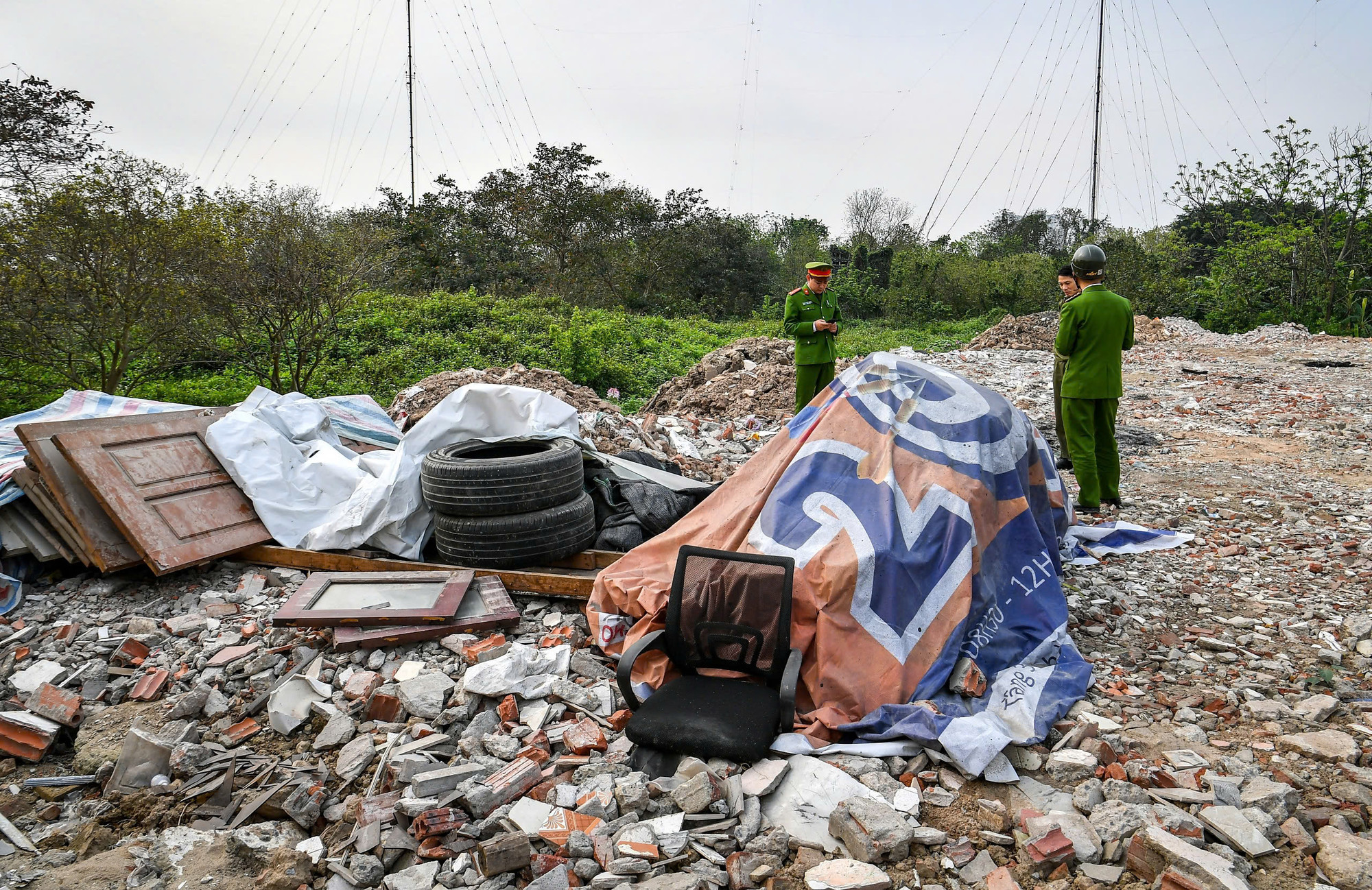 Bên cạnh đó, Ủy ban nhân dân xã này cũng tiến hành rào tôn chung quanh khu đất, cắm biển cấm đổ trộm phế thải đồng thời lập chốt ứng trực thường xuyên, tránh tình trạng tiếp tục tái diễn.