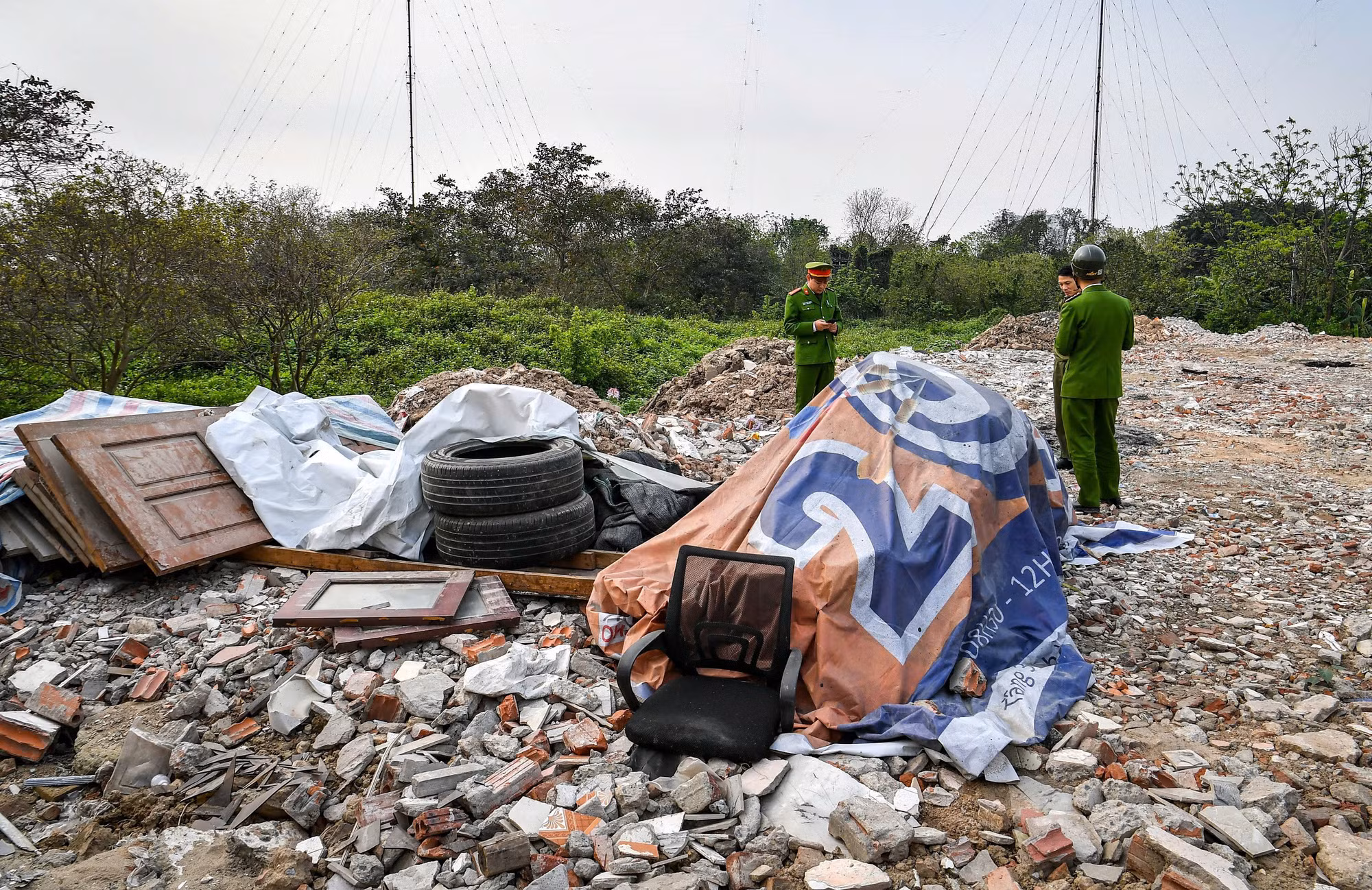 Bên cạnh đó, Ủy ban nhân dân xã này cũng tiến hành rào tôn chung quanh khu đất, cắm biển cấm đổ trộm phế thải đồng thời lập chốt ứng trực thường xuyên, tránh tình trạng tiếp tục tái diễn.