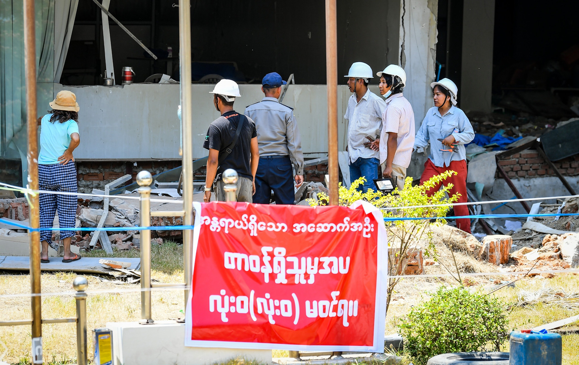 [Ảnh] Thủ đô của Myanmar ngổn ngang sau đại địa chấn ảnh 9