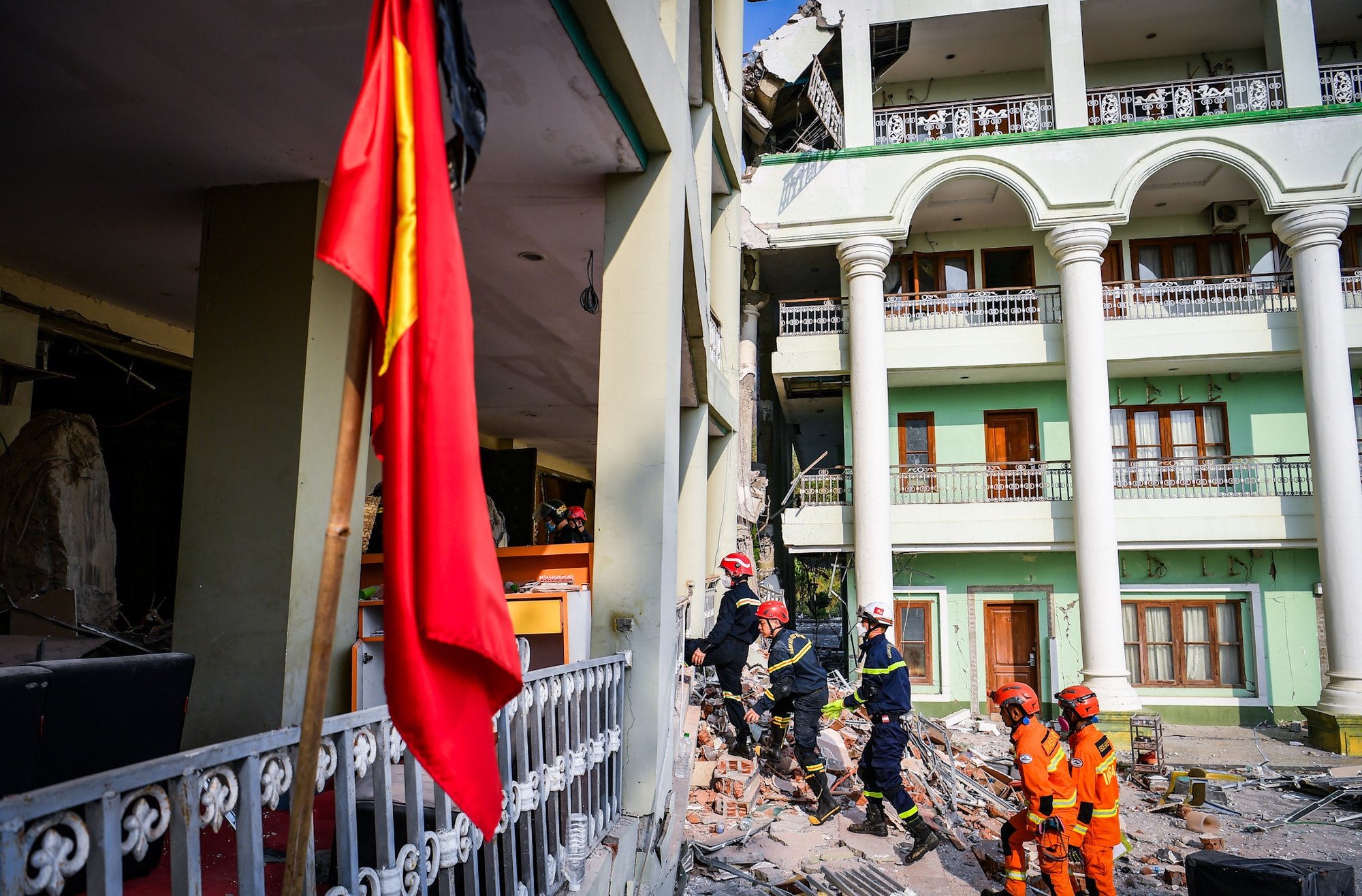 Sau khi thống nhất, các chiến sĩ sẽ tiến vào hiện trường. Vị trí làm việc là tòa nhà 9 tầng của khách sạn. Hiện, bên dưới đống đổ nát vẫn còn 3 thi thể các nạn nhân.
