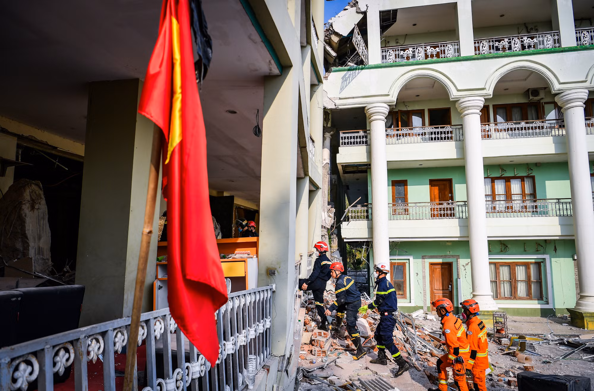 Sau khi thống nhất, các chiến sĩ sẽ tiến vào hiện trường. Vị trí làm việc là tòa nhà 9 tầng của khách sạn. Hiện, bên dưới đống đổ nát vẫn còn 3 thi thể các nạn nhân.