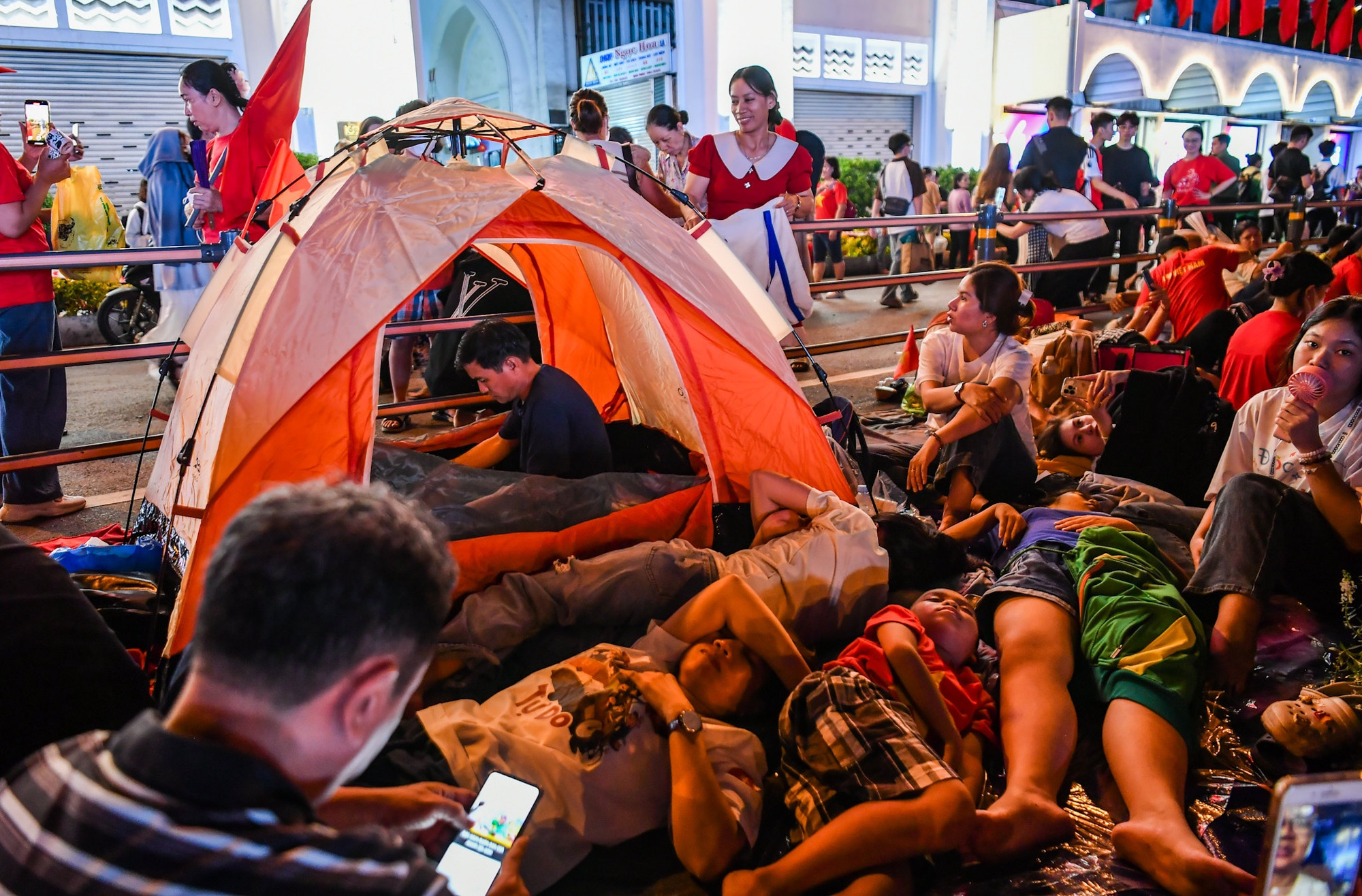 Có lều bạt, có cả những người sẵn sàng ngả lưng trên vỉa hè. Tất cả sẵn sàng cho giờ phút trọng đại sắp tới.