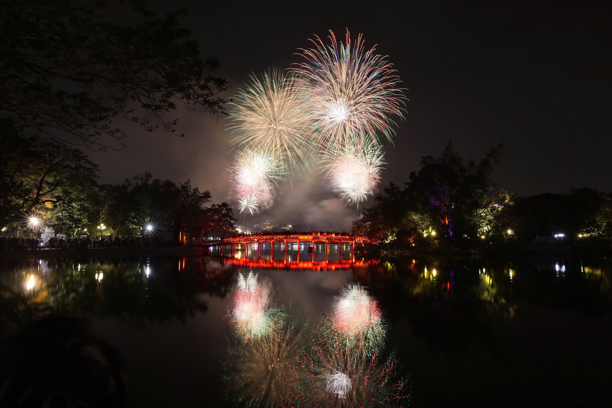 Khung cảnh tráng lệ bên Hồ Gươm.