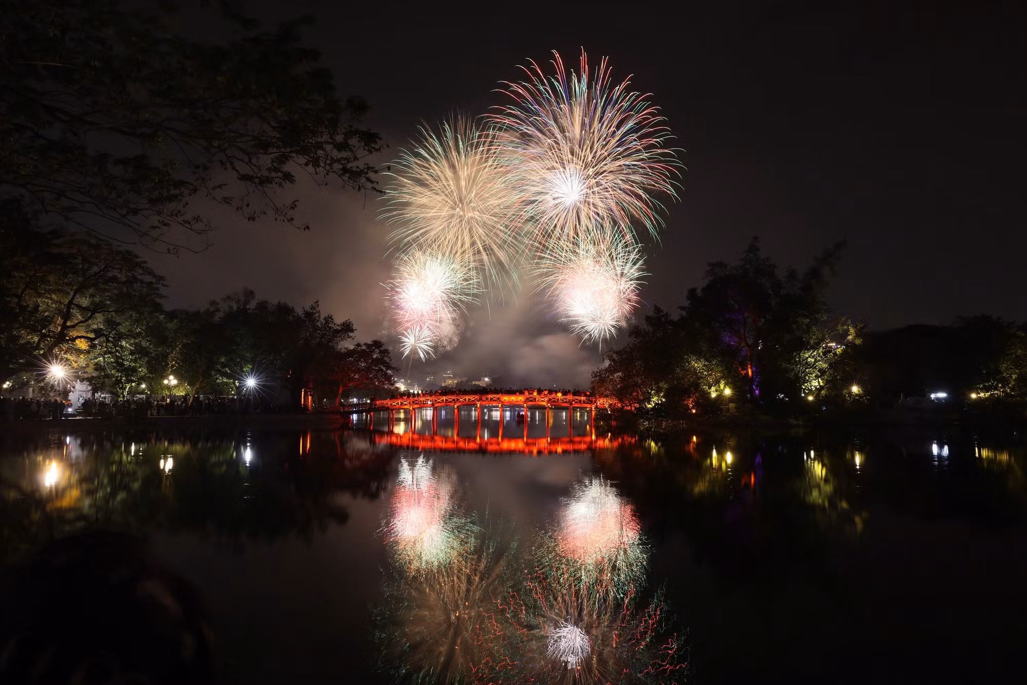 Khung cảnh tráng lệ bên Hồ Gươm.
