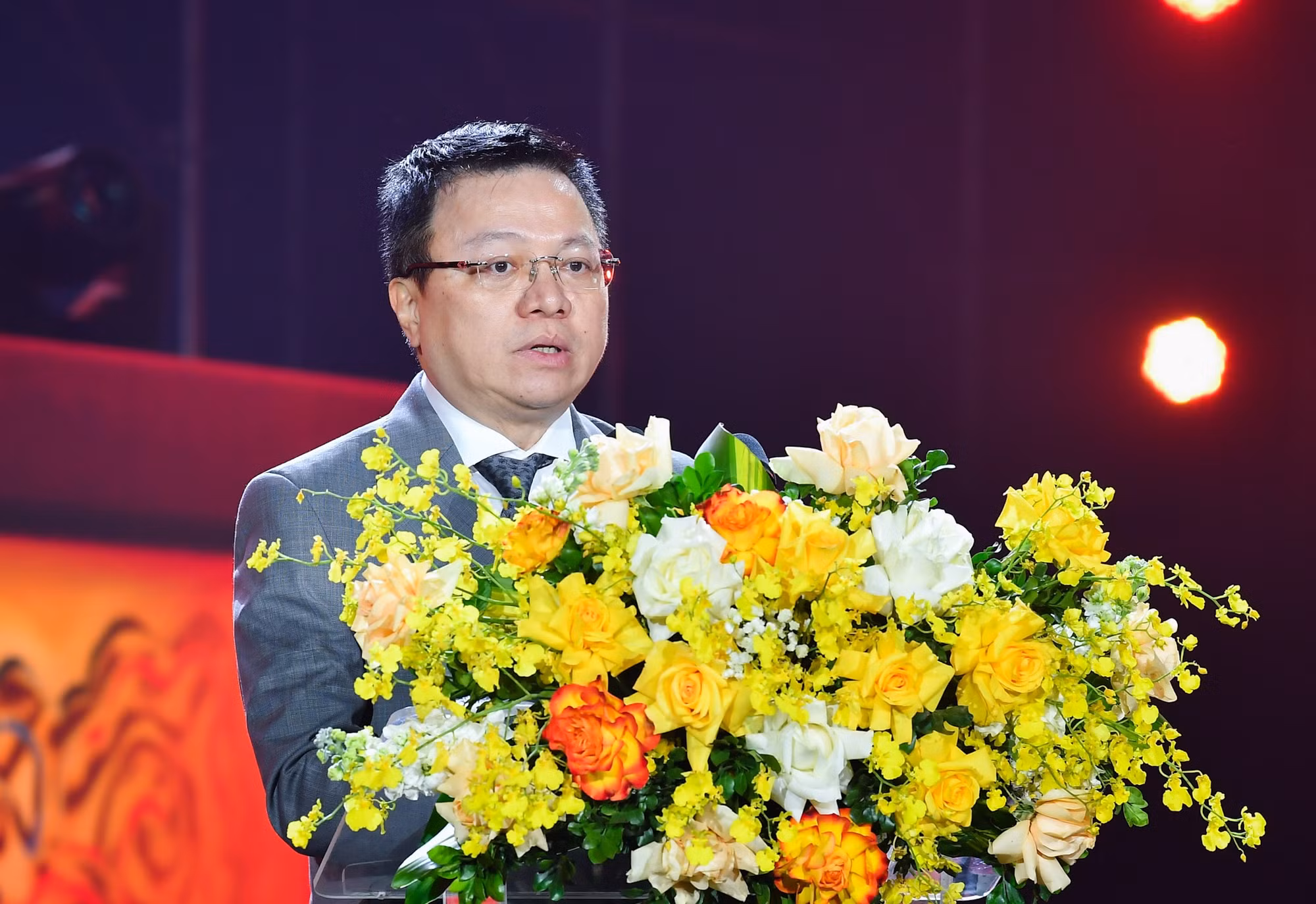 Đồng chí Lê Quốc Minh, Ủy viên Trung ương Đảng, Tổng Biên tập Báo Nhân Dân, Phó Trưởng Ban Tuyên giáo Trung ương, Chủ tịch Hội Nhà báo Việt Nam phát biểu tại Chương trình Hòa nhạc Ánh sáng - Chào năm mới 2025. Đồng chí Lê Quốc Minh, Ủy viên Trung ương Đảng, Tổng Biên tập Báo Nhân Dân, Phó Trưởng Ban Tuyên giáo Trung ương, Chủ tịch Hội Nhà báo Việt Nam phát biểu tại Chương trình Hòa nhạc Ánh sáng - Chào năm mới 2025.