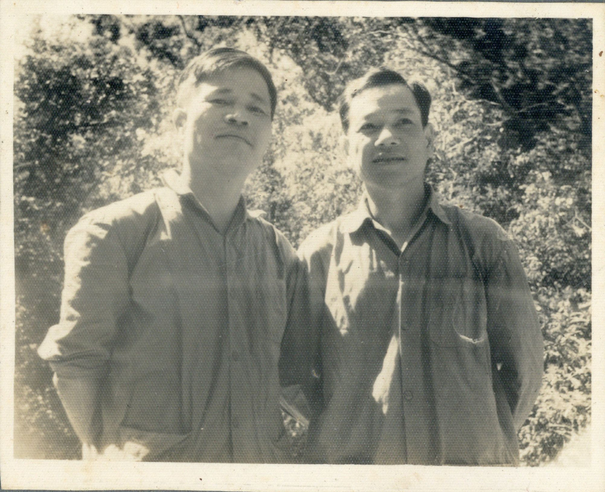 Đại tướng Nguyễn Chí Thanh cùng đồng chí Trần Văn Trà (tức Tư Chi) tại chiến trường miền Nam, tháng 1/1966.