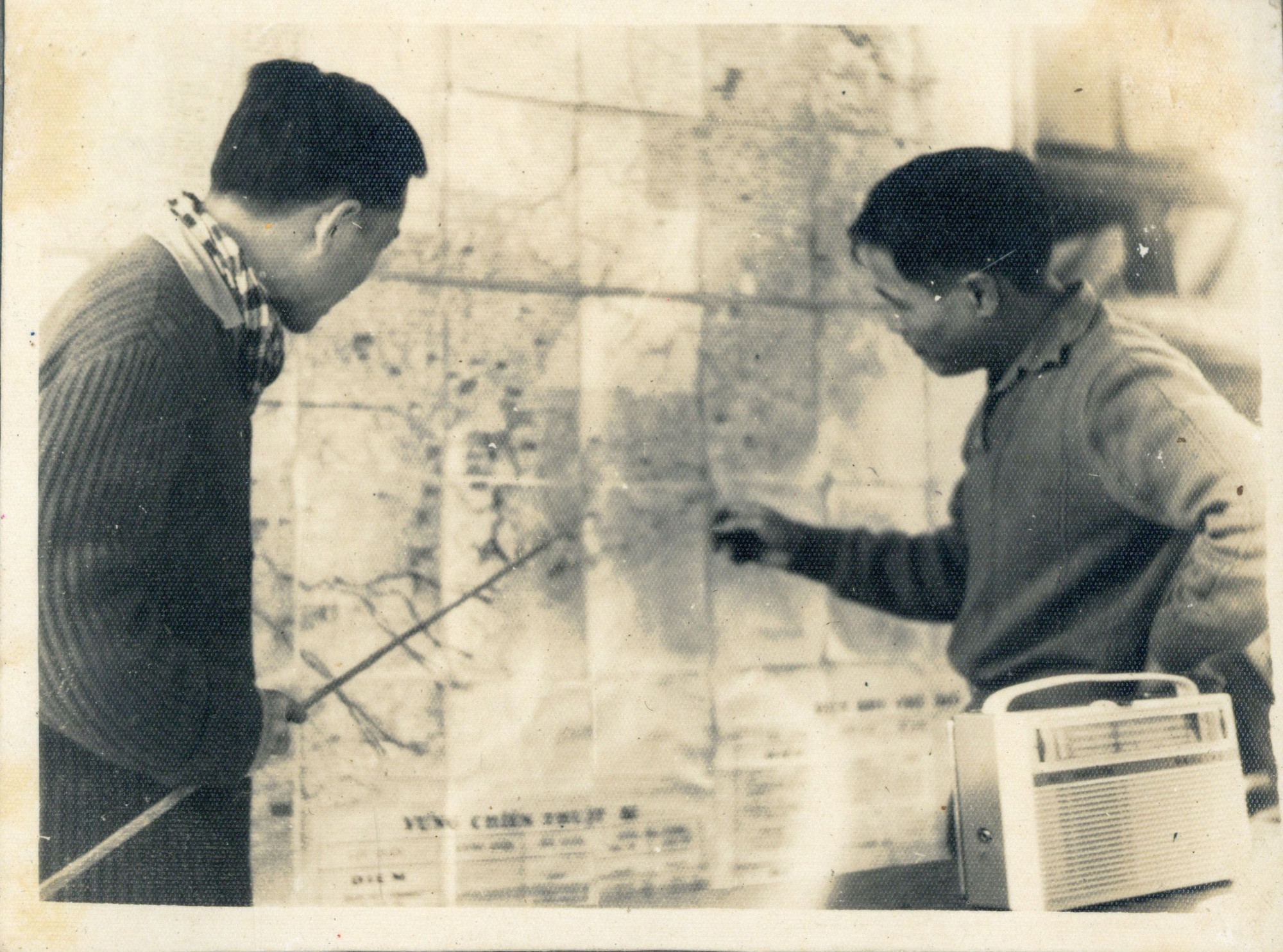 Đồng chí Trần Văn Trà (tức Tư Chi), Tư lệnh Quân giải phóng miền Nam trao đổi với Đại tướng Nguyễn Chí Thanh, Bí thư Trung ương Cục kiêm Chính ủy Quân giải phóng miền Nam trên bản đồ tác chiến tại Căn cứ Trung ương Cục miền Nam, năm 1966.