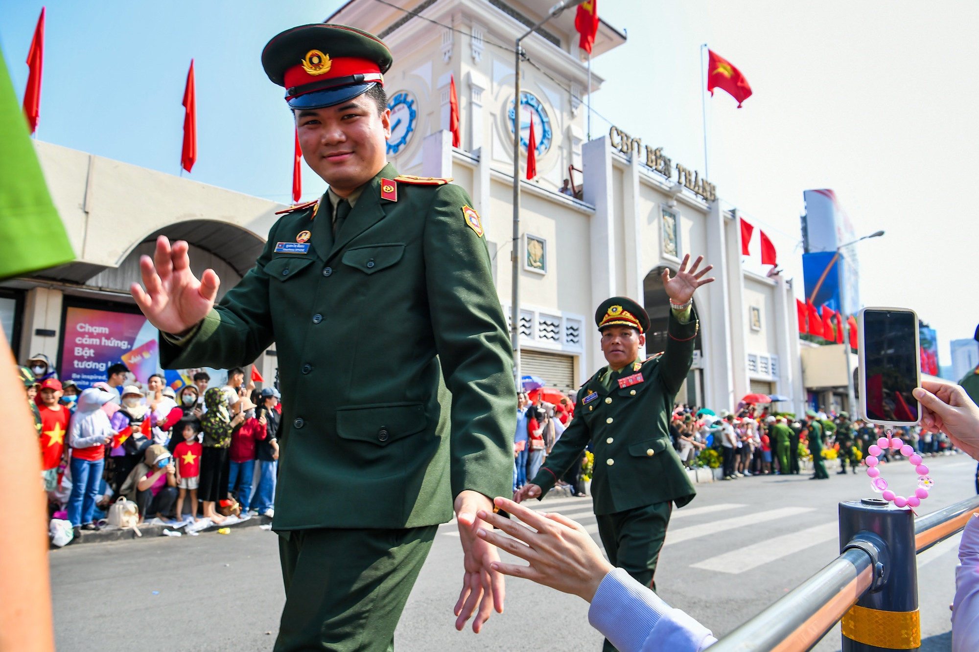 Tình cảm quân và dân... Tình cảm quân và dân...