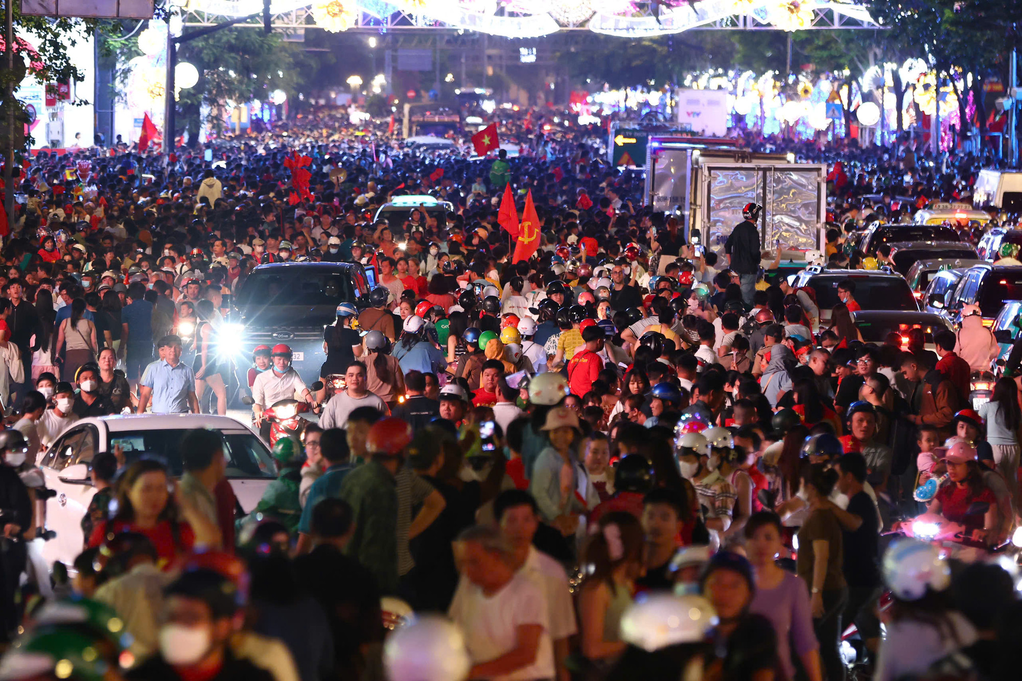 Tại đường Nam Kỳ Khởi Nghĩa, một "biển người" đúng nghĩa đã được tạo nên...