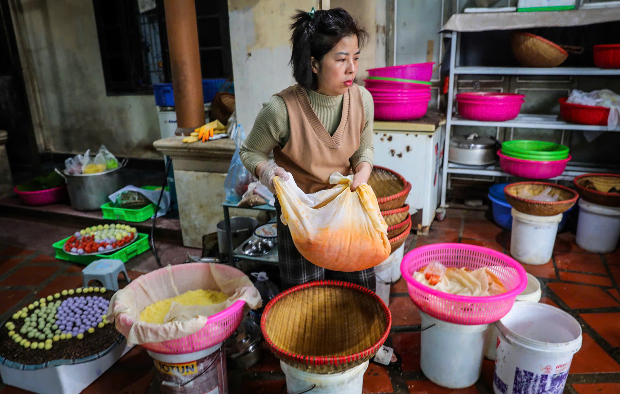 Chiều mùng 8 tháng Giêng, tức 5/2, lễ hội truyền thống Xôi Phú Thượng lần thứ 8 đã chính thức diễn ra. Thế nhưng, từ sáng, những "nghệ nhân" ngôi làng cổ ven sông Hồng đã tất bật chuẩn bị cho những mâm xôi của tổ mình.