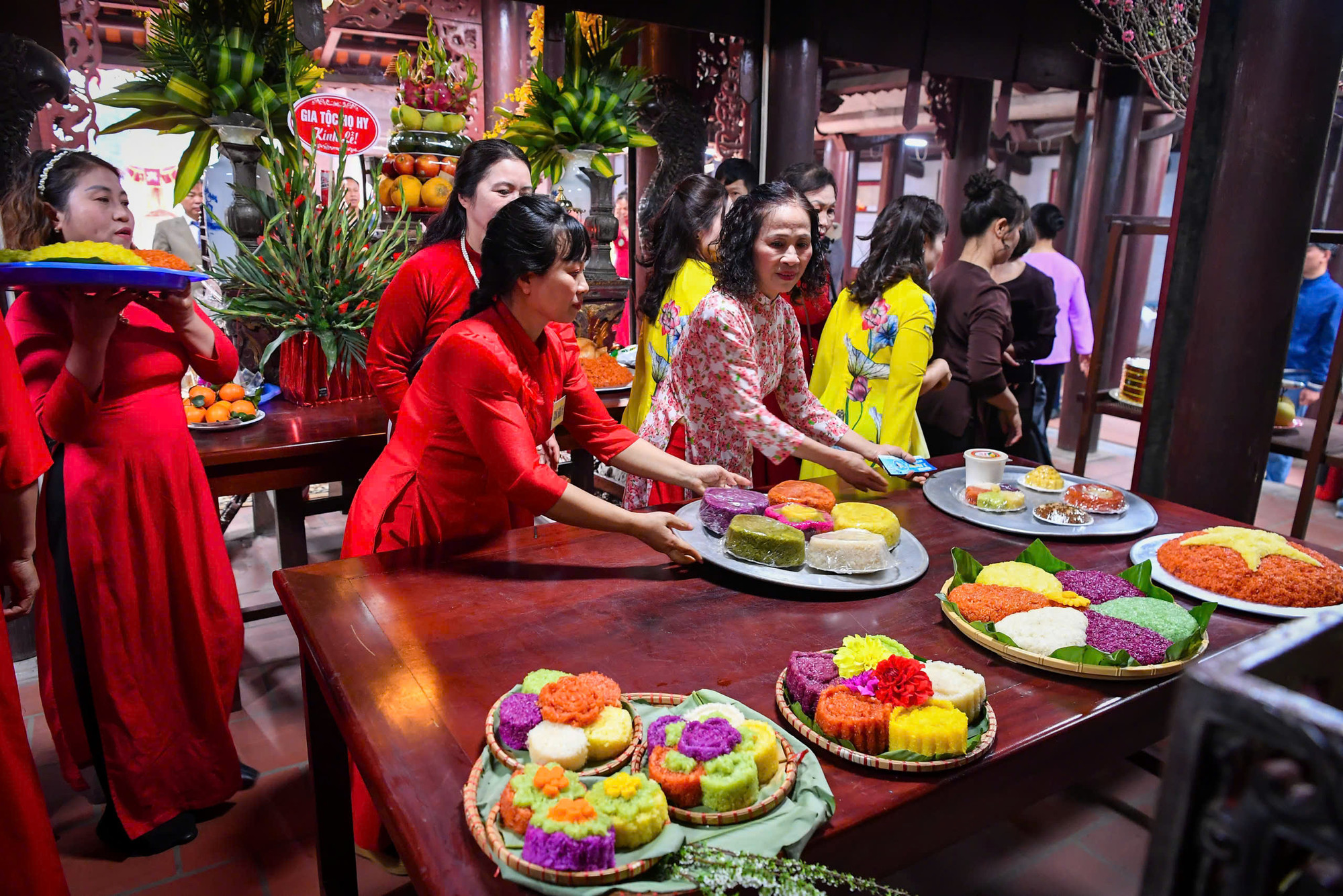 Những mâm xôi chứa tình cảm và tấm lòng của những người con làng Phú Thượng.