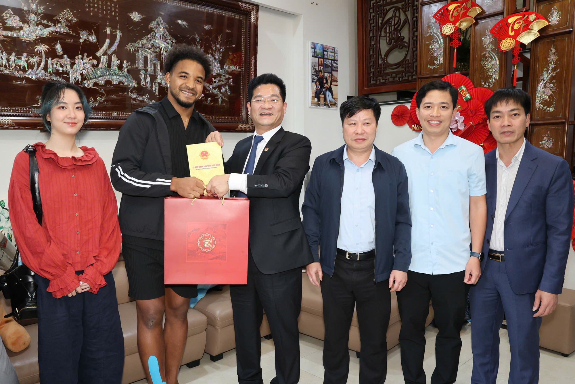 Chiều 25/1, tức ngày 26 Tết Âm lịch, Phó Chủ tịch Thường trực Ủy ban nhân dân tỉnh Nam Định Trần Anh Dũng gửi lời chúc năm mới đến gia đình cầu thủ Nguyễn Xuân Son.