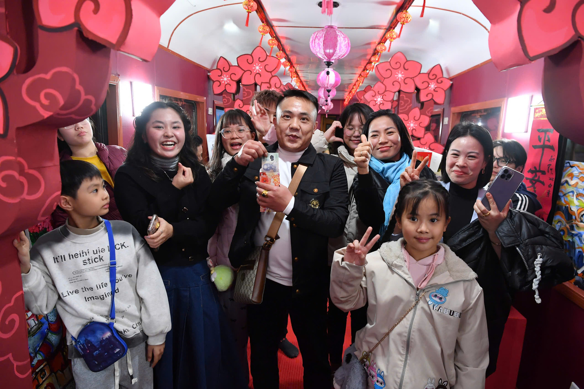 Niềm hân hoan trên chuyến tàu chạy xuyên Giao thừa.