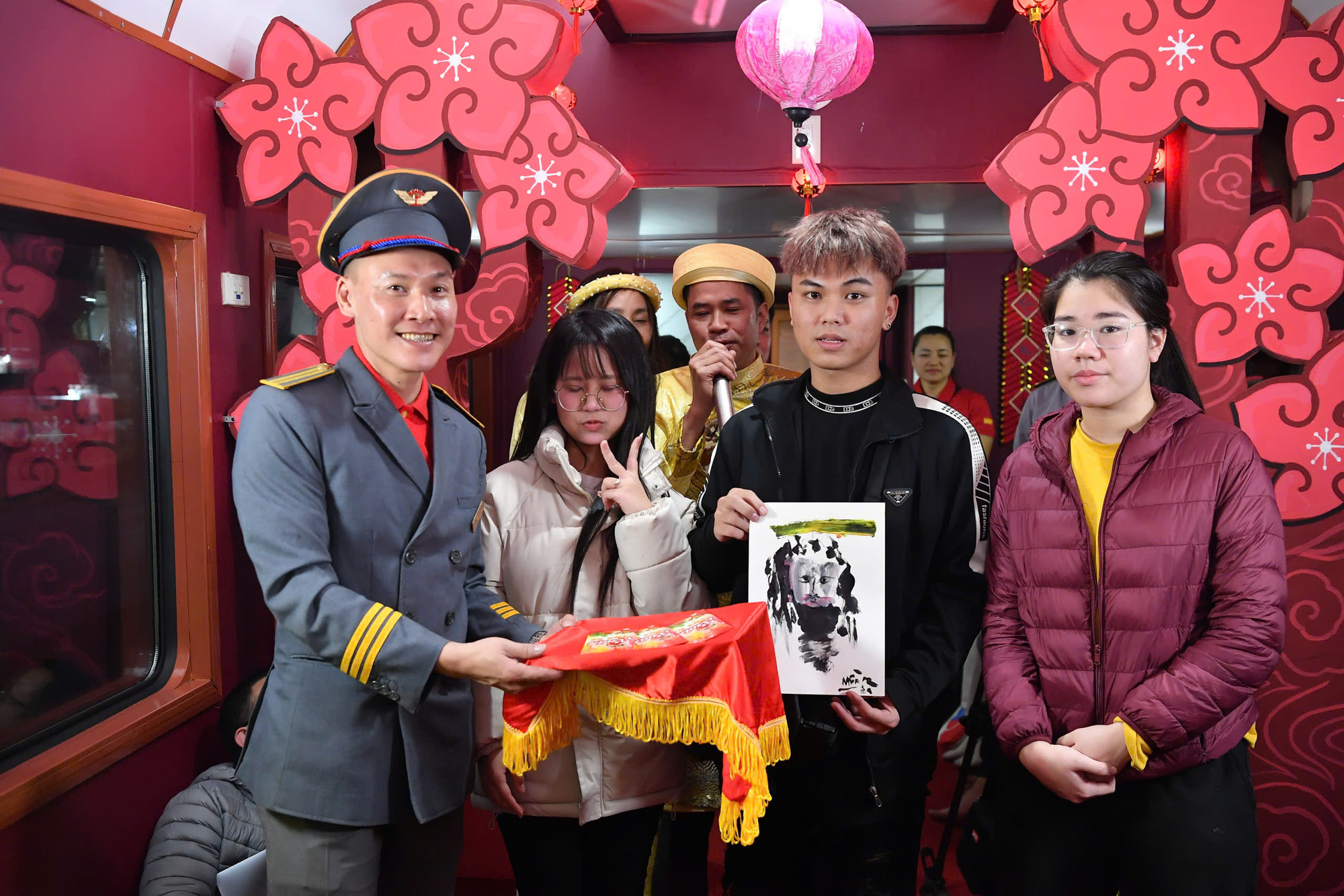 Không khí trên đoàn tàu đặc biệt được hâm nóng khi tổ tàu tiến hành bốc thăm trúng thưởng.