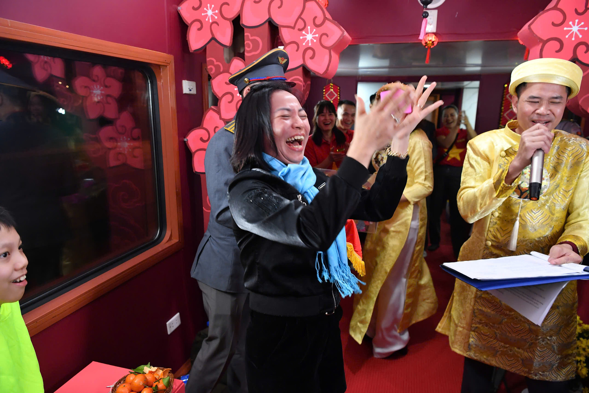 Niềm vui của một hành khách khi trúng thưởng đầu xuân.