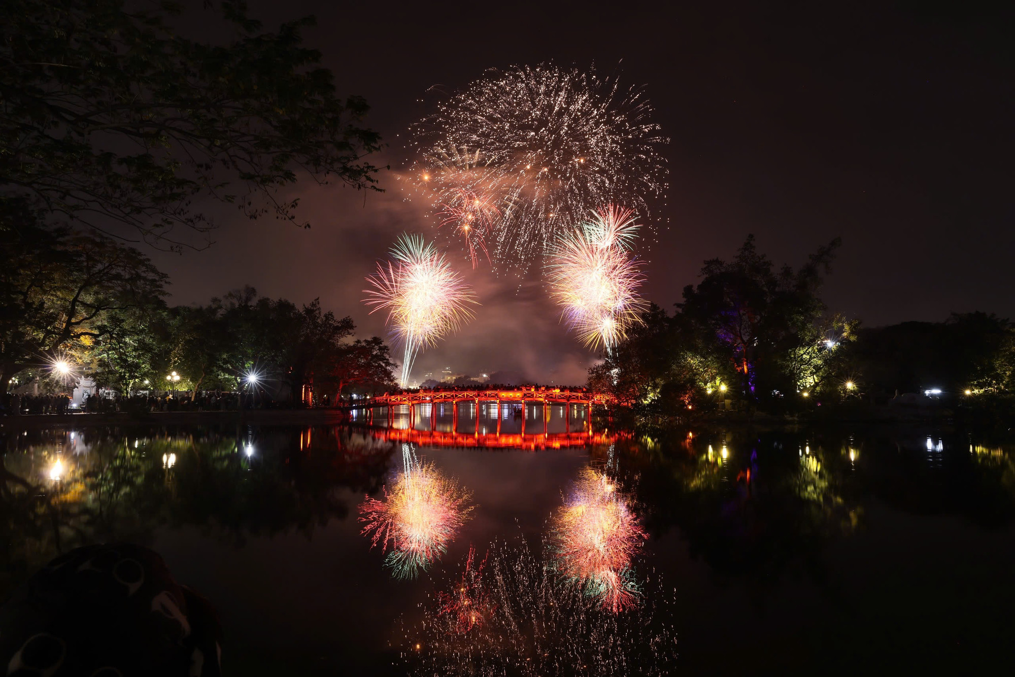 Pháo hoa rực rỡ phía trên cầu Thê Húc.