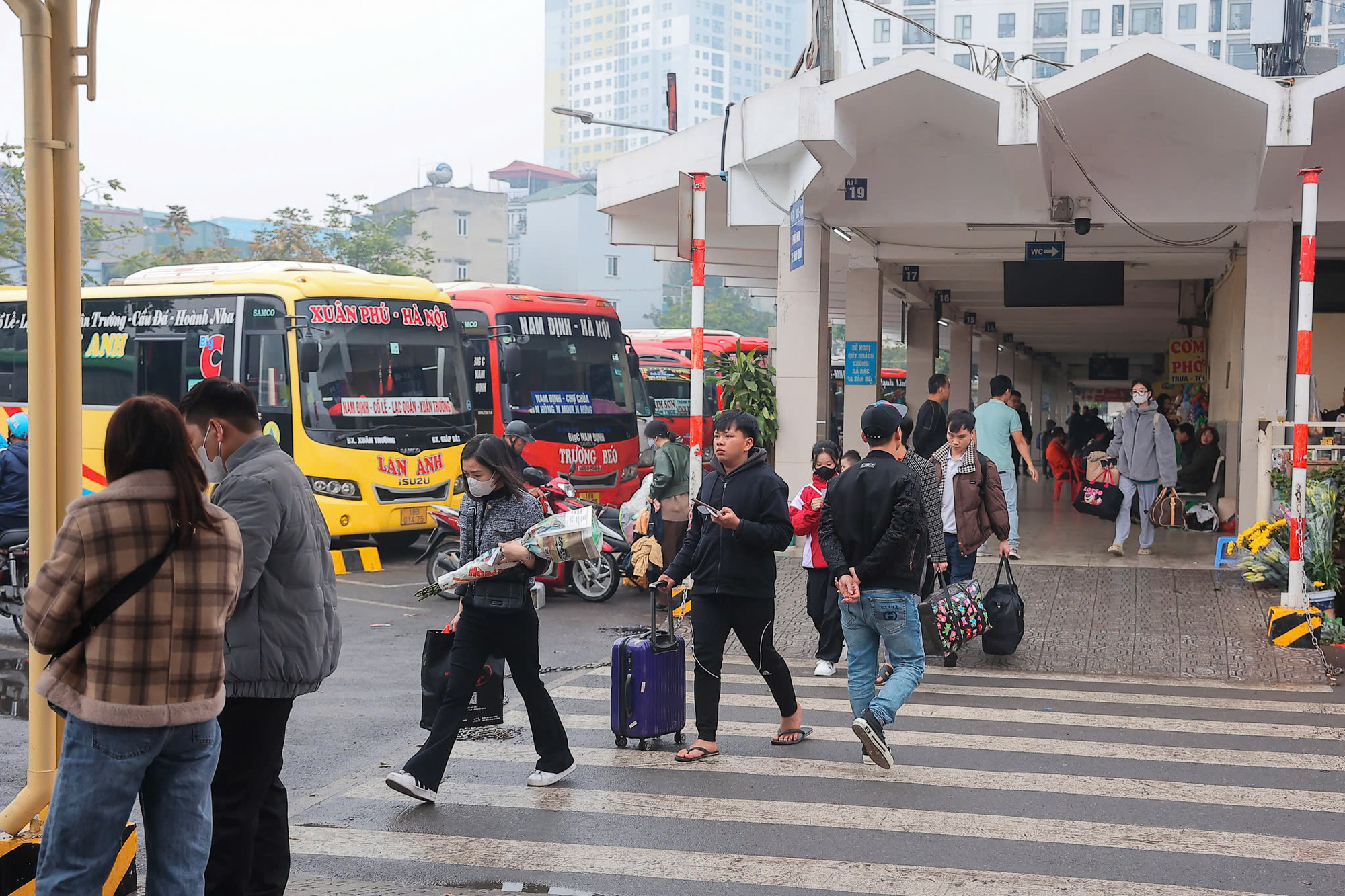 Trong ngày làm việc cuối cùng trước Kỳ nghỉ Tết Nguyên đán, nhiều người đã tranh thủ xin nghỉ để về quê sớm, tránh cảnh ùn tắc. Theo ghi nhận của phóng viên, vào khoảng 10 giờ sáng 24/1, khu vực bến xe Mỹ Đình đã bắt đầu có rất đông hành khách.