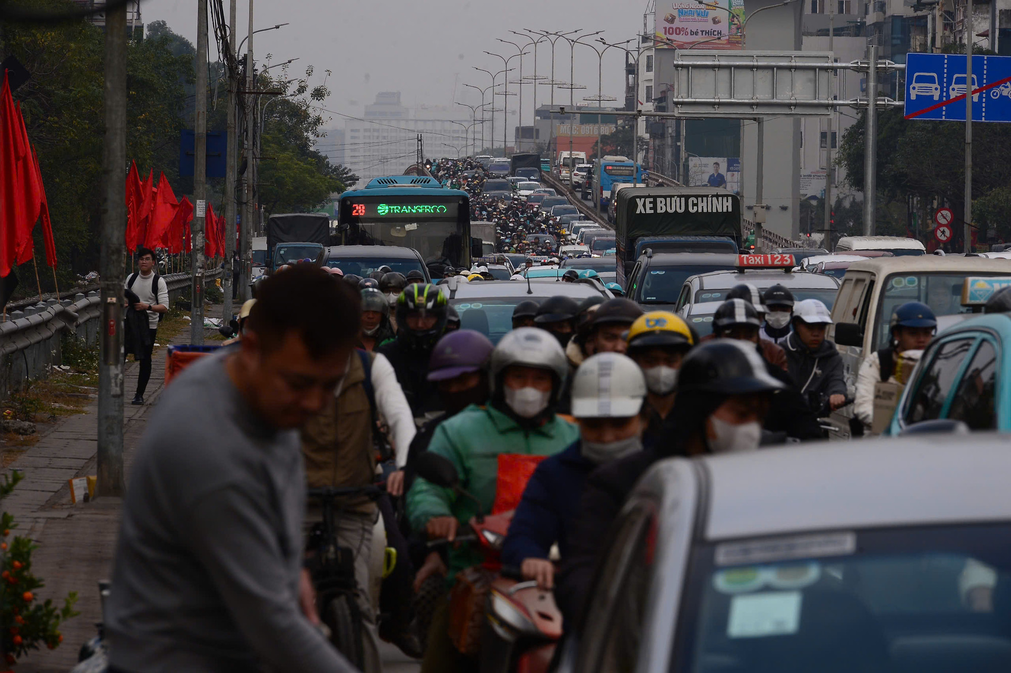 Tuyến đường ken đặc người xe. Tuyến đường ken đặc người xe.