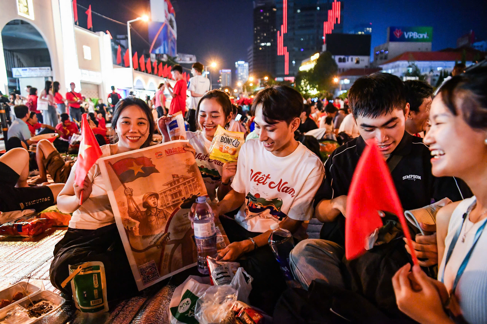 Cờ đỏ sao vàng, những chiếc áo mang dòng chữ Việt Nam và cả Phụ san đặc biệt của Báo Nhân Dân kỷ niệm 50 năm ngày Giải phóng miền nam, thống nhất đất nước - Đó là những hành trang đặc biệt các bạn trẻ mang theo để hòa mình vào lễ kỷ niệm trọng đại sáng 30/4 sắp tới...