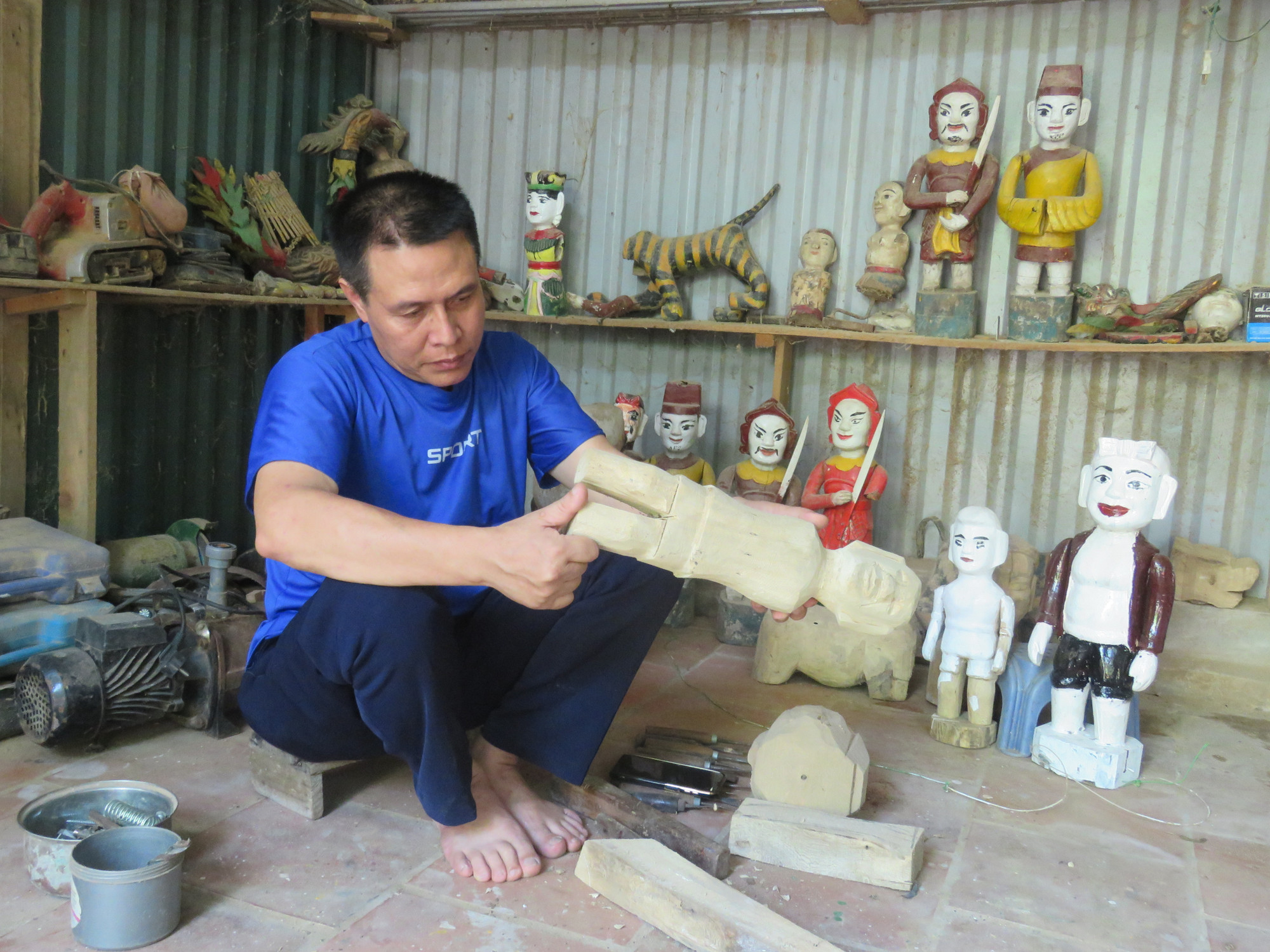 Giấc mơ xa hơn của ông Phi là tạo ra những chú rối có... khuôn miệng biết cười...