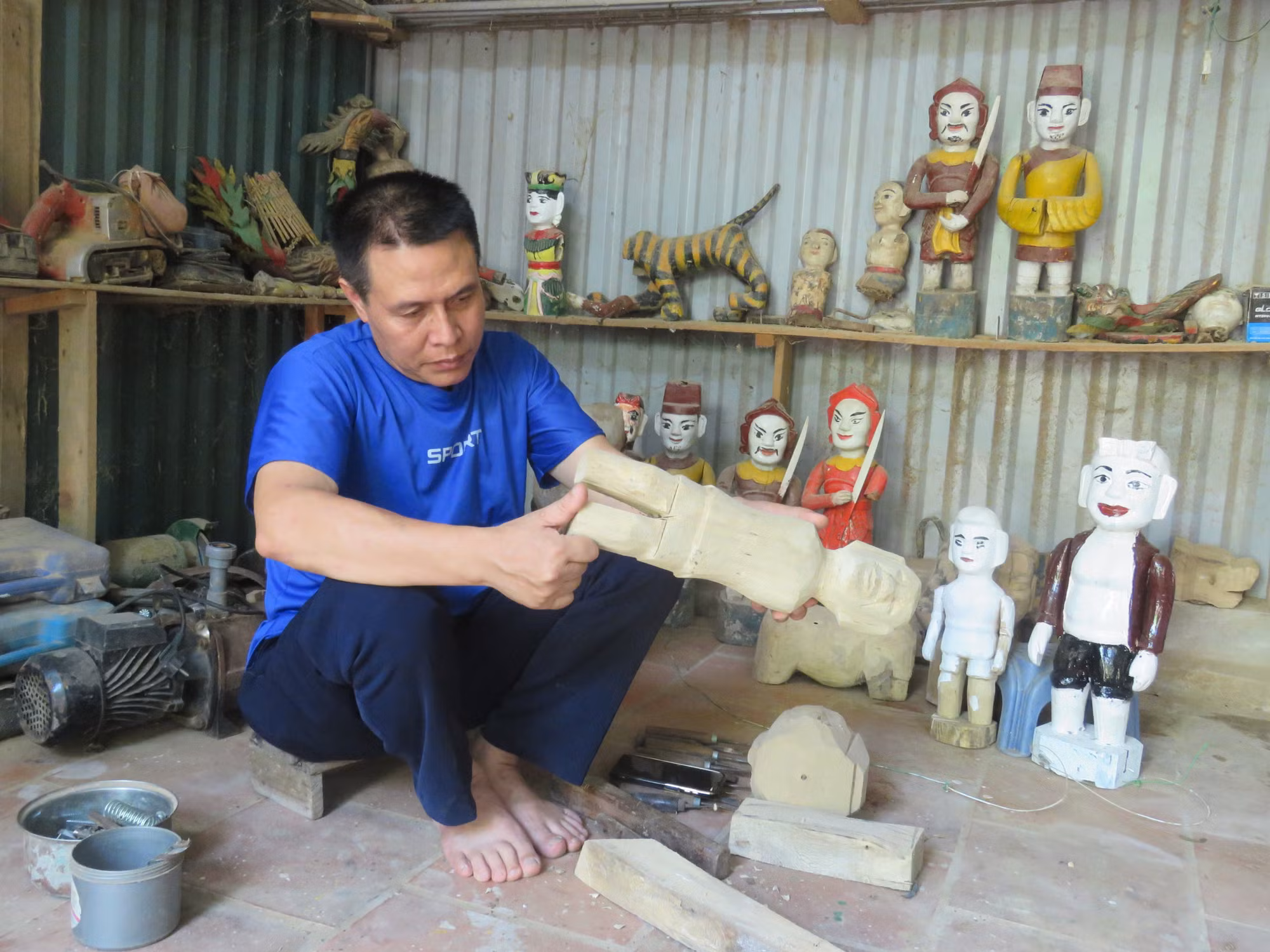 Giấc mơ xa hơn của ông Phi là tạo ra những chú rối có... khuôn miệng biết cười... Giấc mơ xa hơn của ông Phi là tạo ra những chú rối có... khuôn miệng biết cười...