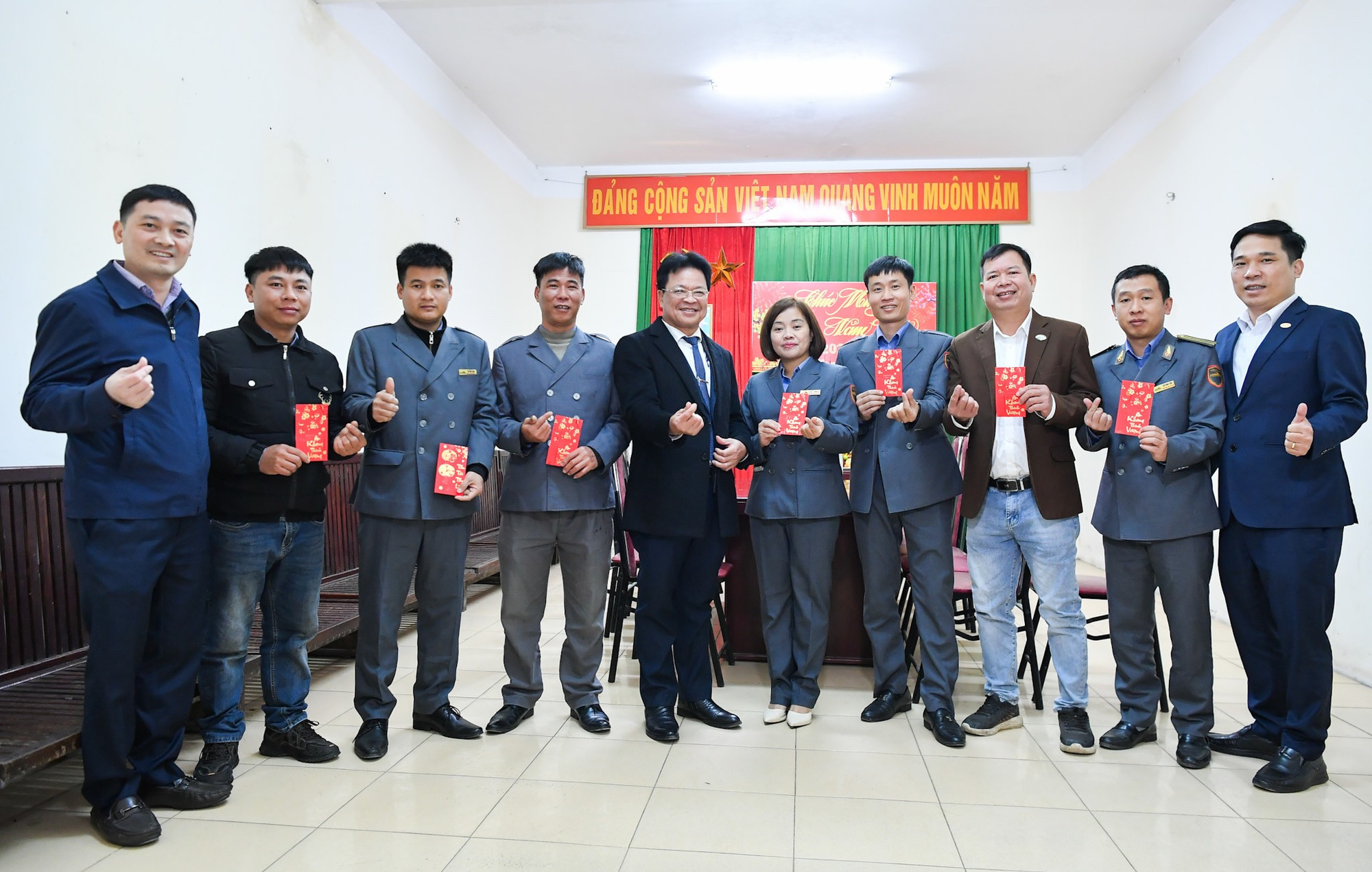 Tặng quà và mừng tuổi ca trực Tết tại ga Lương Sơn, thành phố Sông Công, tỉnh Thái Nguyên. Tặng quà và mừng tuổi ca trực Tết tại ga Lương Sơn, thành phố Sông Công, tỉnh Thái Nguyên.