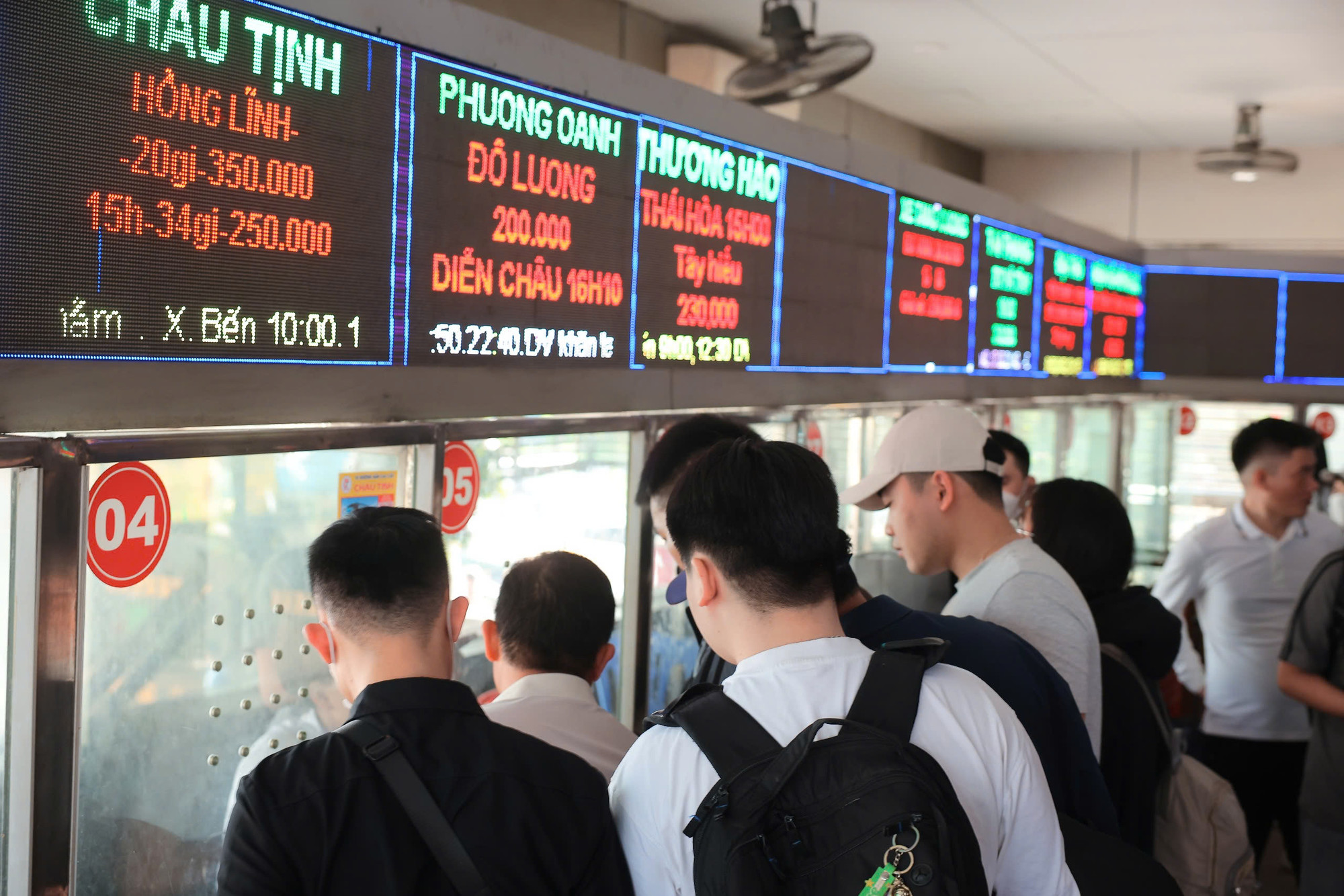 Hành khách mua vé xe về quê tại bến xe Nước Ngầm...