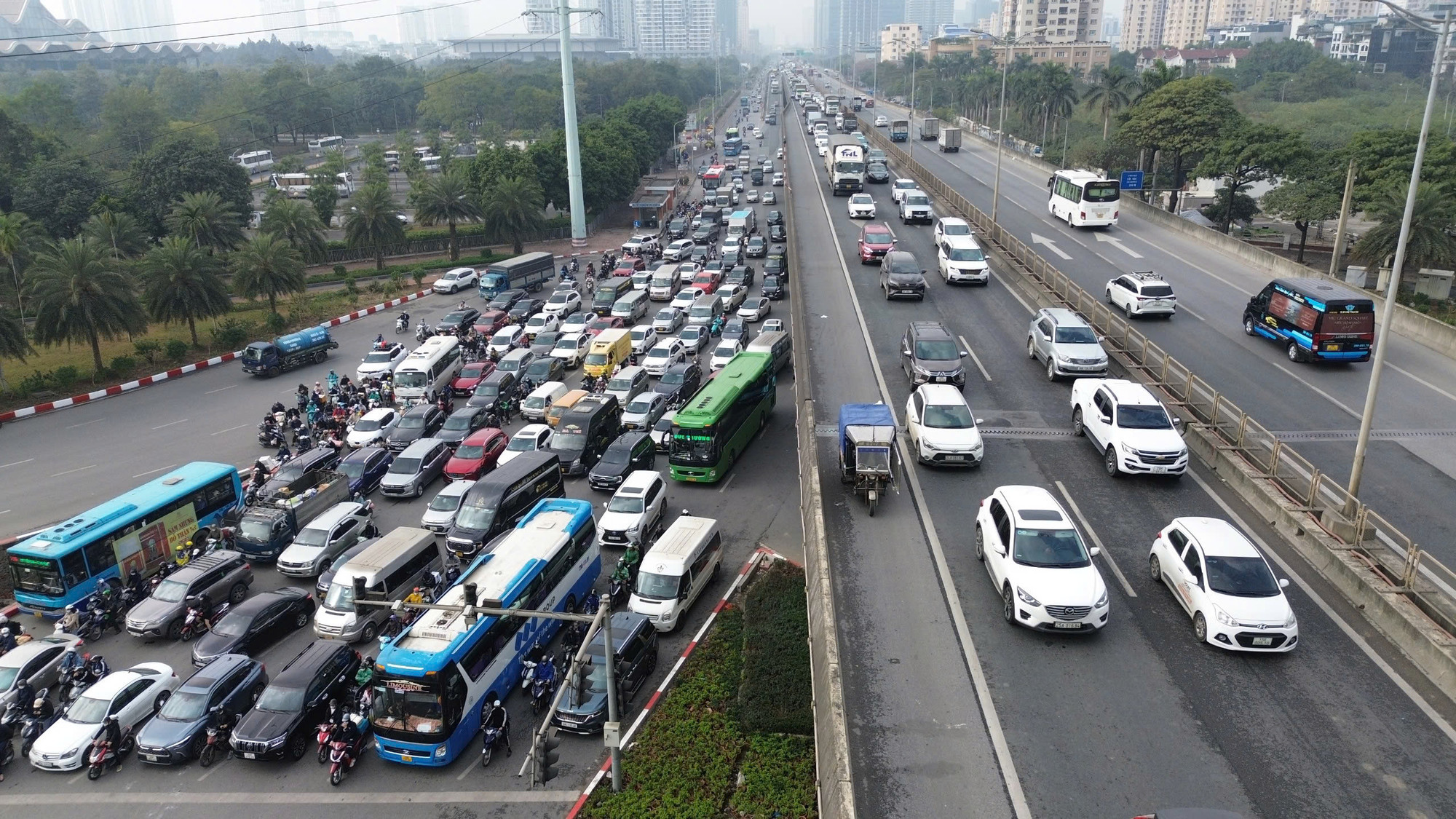 Chiều hướng ra khỏi Hà Nội đông kín xe, chiều 24/1. Chiều hướng ra khỏi Hà Nội đông kín xe, chiều 24/1.