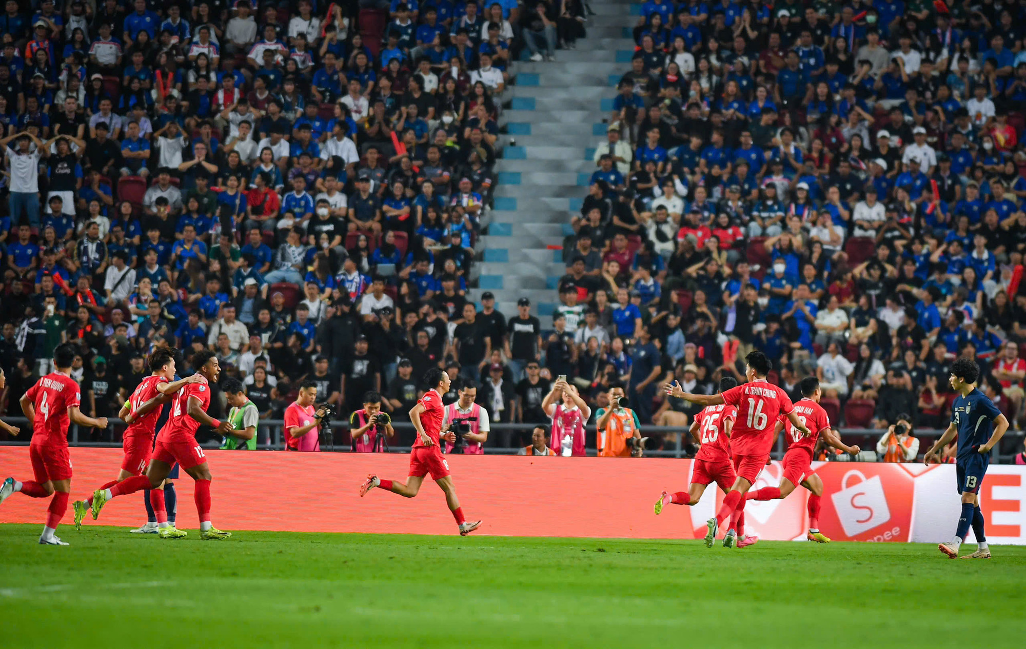 Khoảnh khắc ăn mừng của Tuấn Hải và đồng đội. Khoảnh khắc ăn mừng của Tuấn Hải và đồng đội.