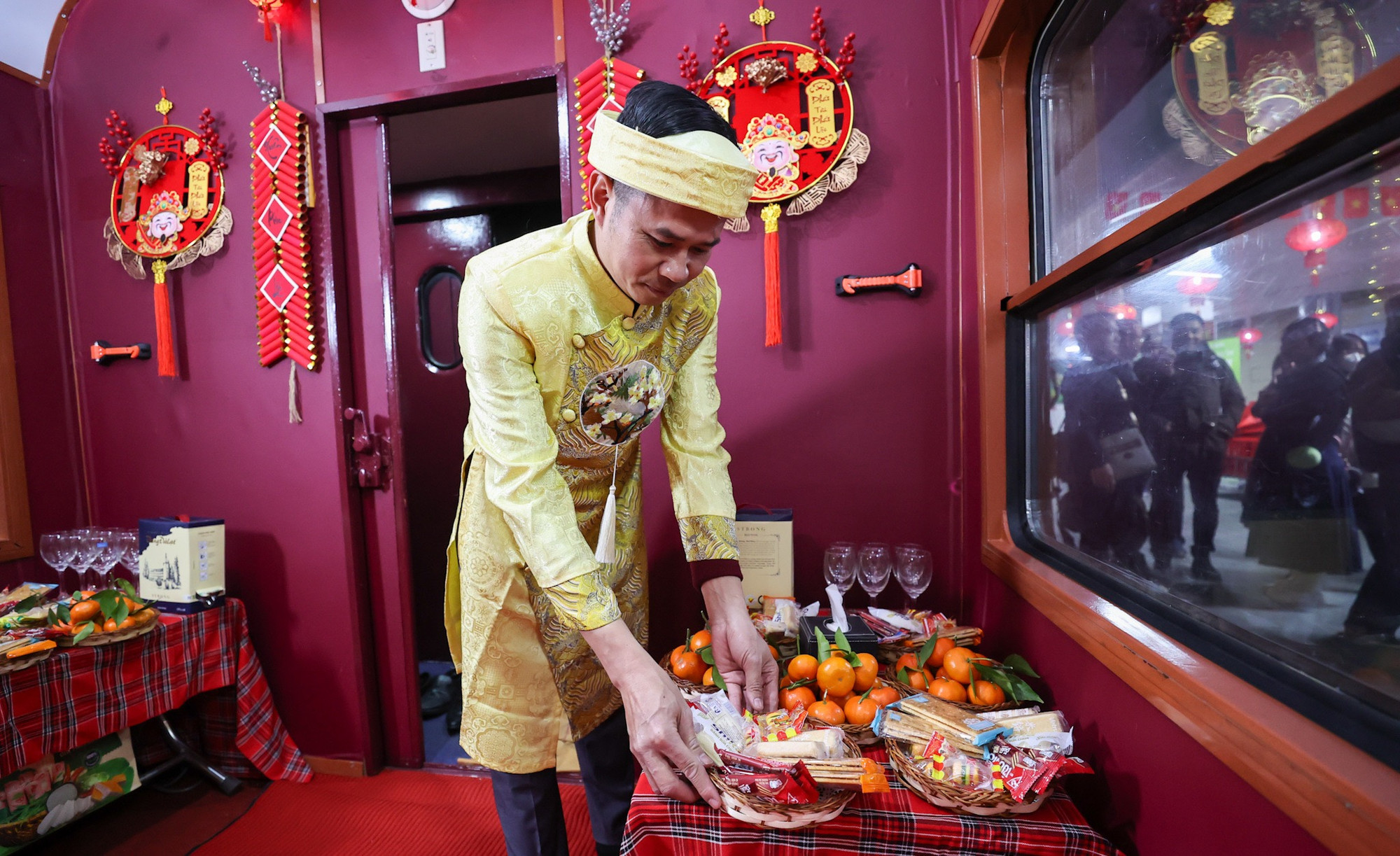 Phía bên trong, ngành đường sắt cũng đã bố trí bánh kẹo, hoa quả để du khách cùng dùng đợi thời khắc xuân sang.