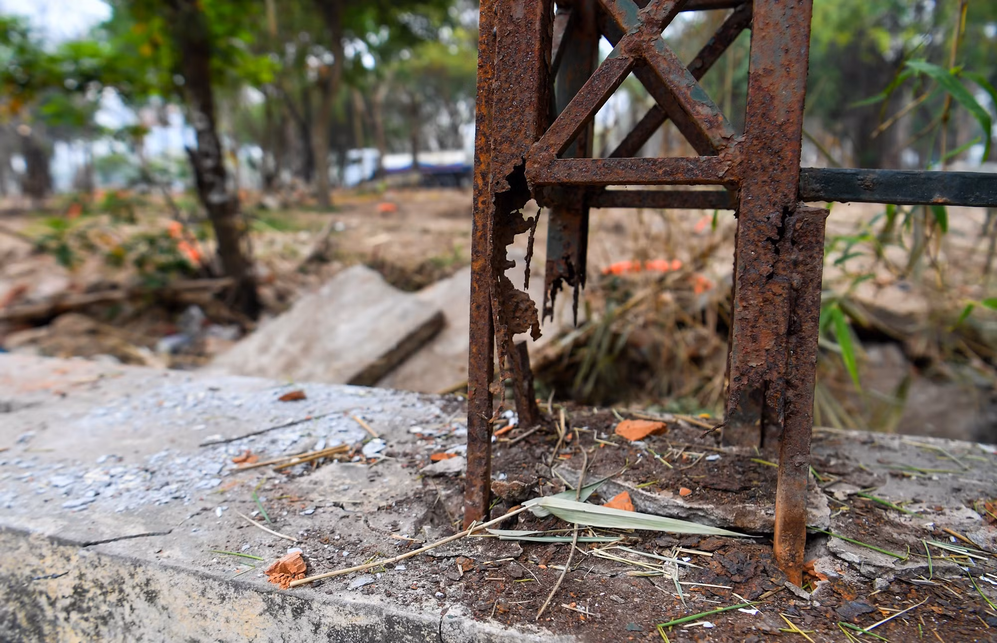 Bằng mắt thường có thể thấy chân lớp rào đã bị gỉ sét và hư hỏng nghiêm trọng.