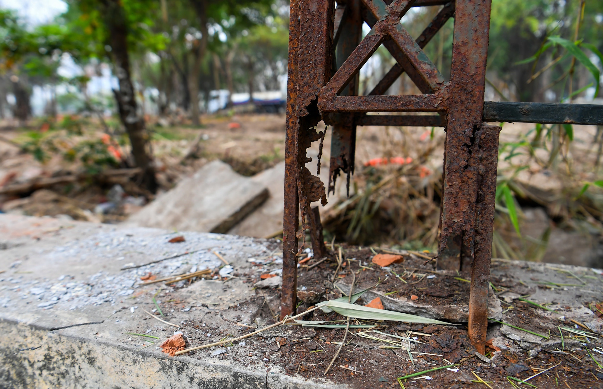 Bằng mắt thường có thể thấy chân lớp rào đã bị gỉ sét và hư hỏng nghiêm trọng.
