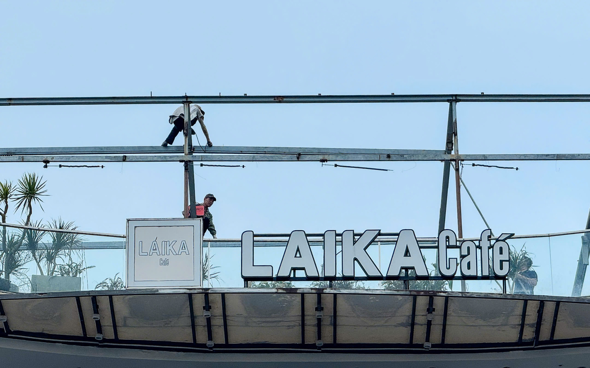 Nhiều chủ cơ sở kinh doanh thuê người tháo dỡ biển, bảng.