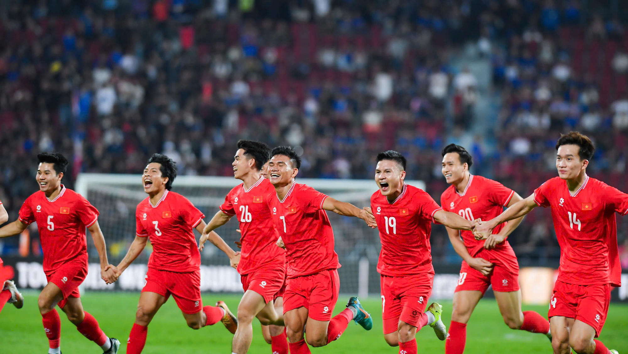 Khi tiếng còi kết thúc trận Chung kết lượt về ASEAN Cup 2024 vang lên, các chiến binh áo vàng đã vỡ òa niềm vui.