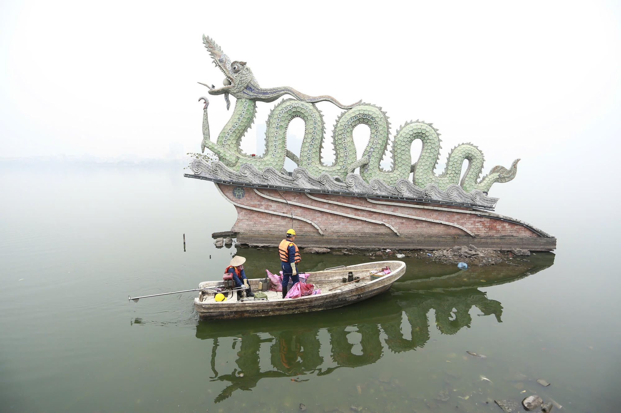 Theo tín ngưỡng dân gian, vào ngày này, Táo quân sẽ cưỡi cá chép về trời để báo cáo các hoạt động của gia đình trong suốt một năm qua với Ngọc Hoàng.