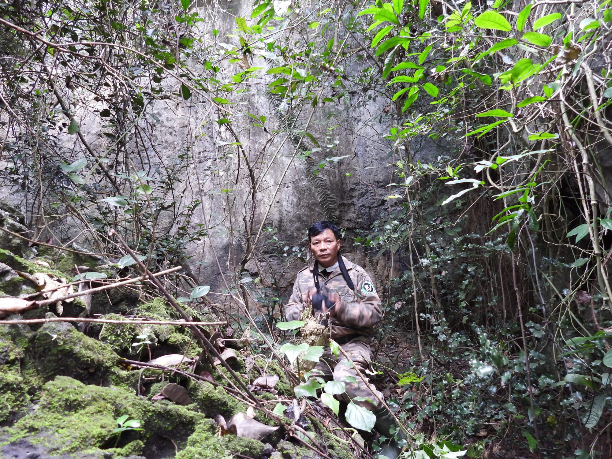 Ông Tú trong hành trình bảo vệ voọc.