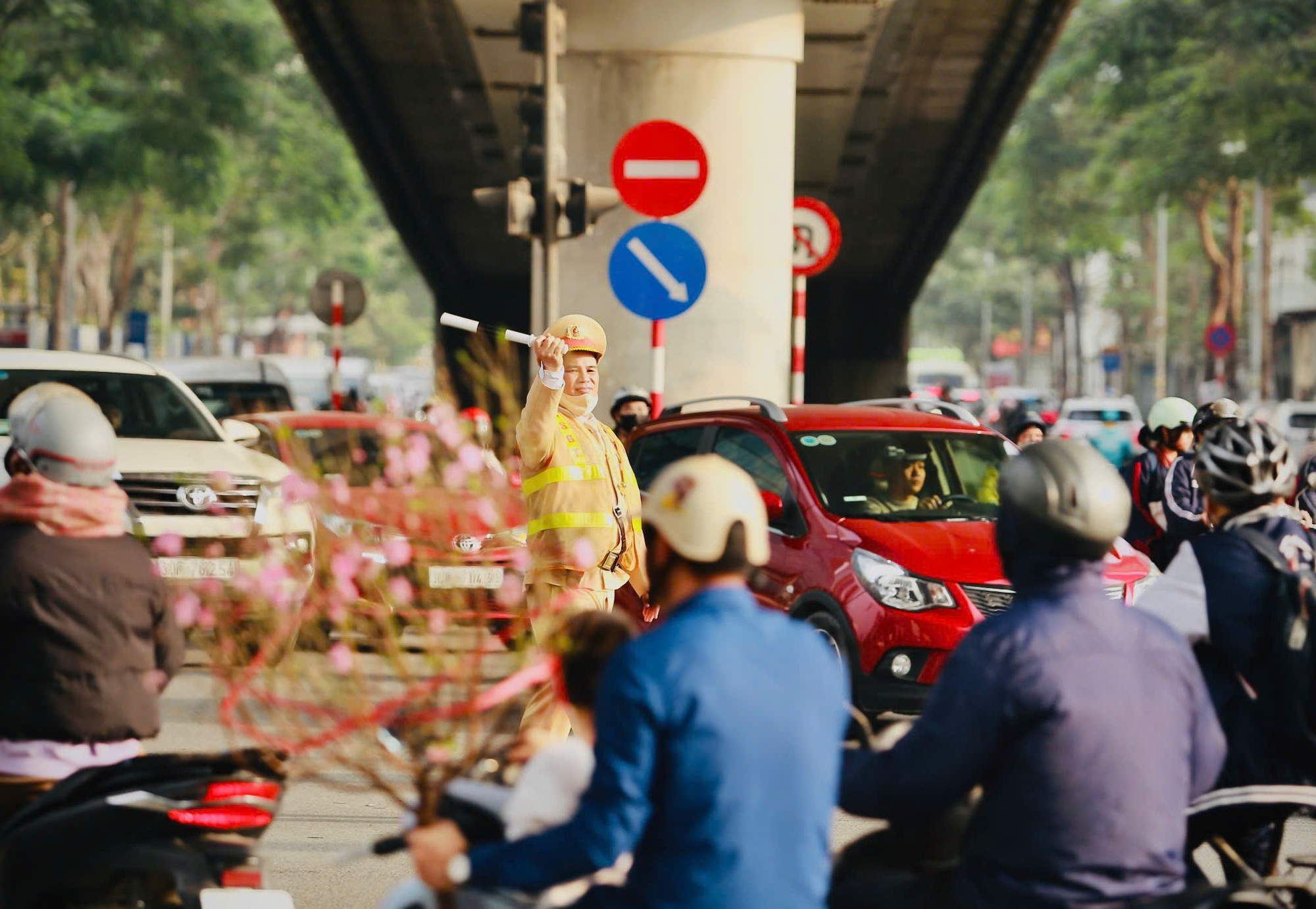 Lực lượng Cảnh sát giao thông làm việc vất vả để tiến hành phân luồng, bảo đảm giao thông. Lực lượng Cảnh sát giao thông làm việc vất vả để tiến hành phân luồng, bảo đảm giao thông.