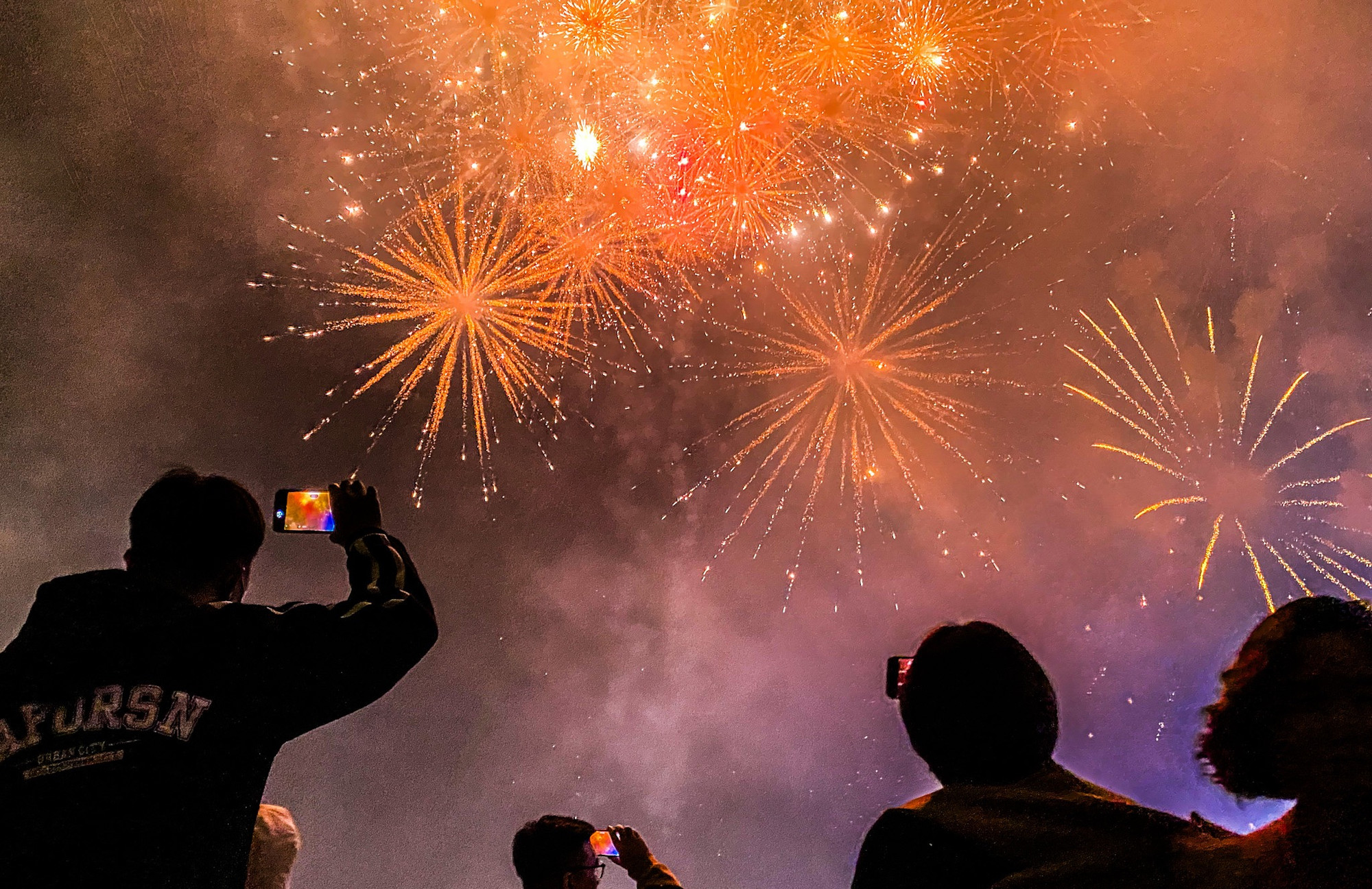 Đúng 0 giờ sáng ngày 1/1/2025, những chùm pháo hoa rực rỡ đã thắp sáng bầu trời Thủ đô Hà Nội.