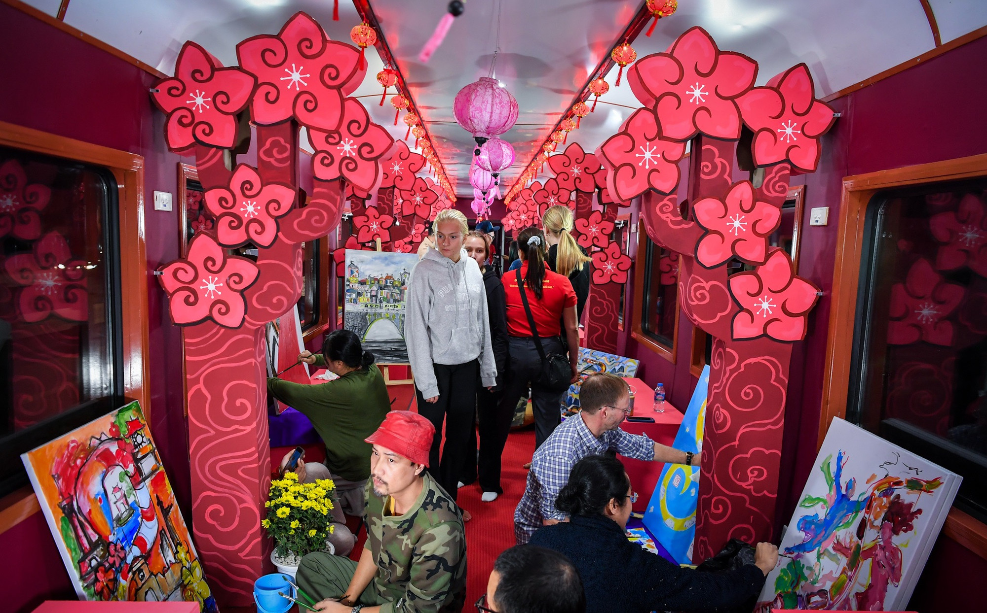 "Xưởng vẽ đặc biệt" trên toa tàu Thống Nhất.