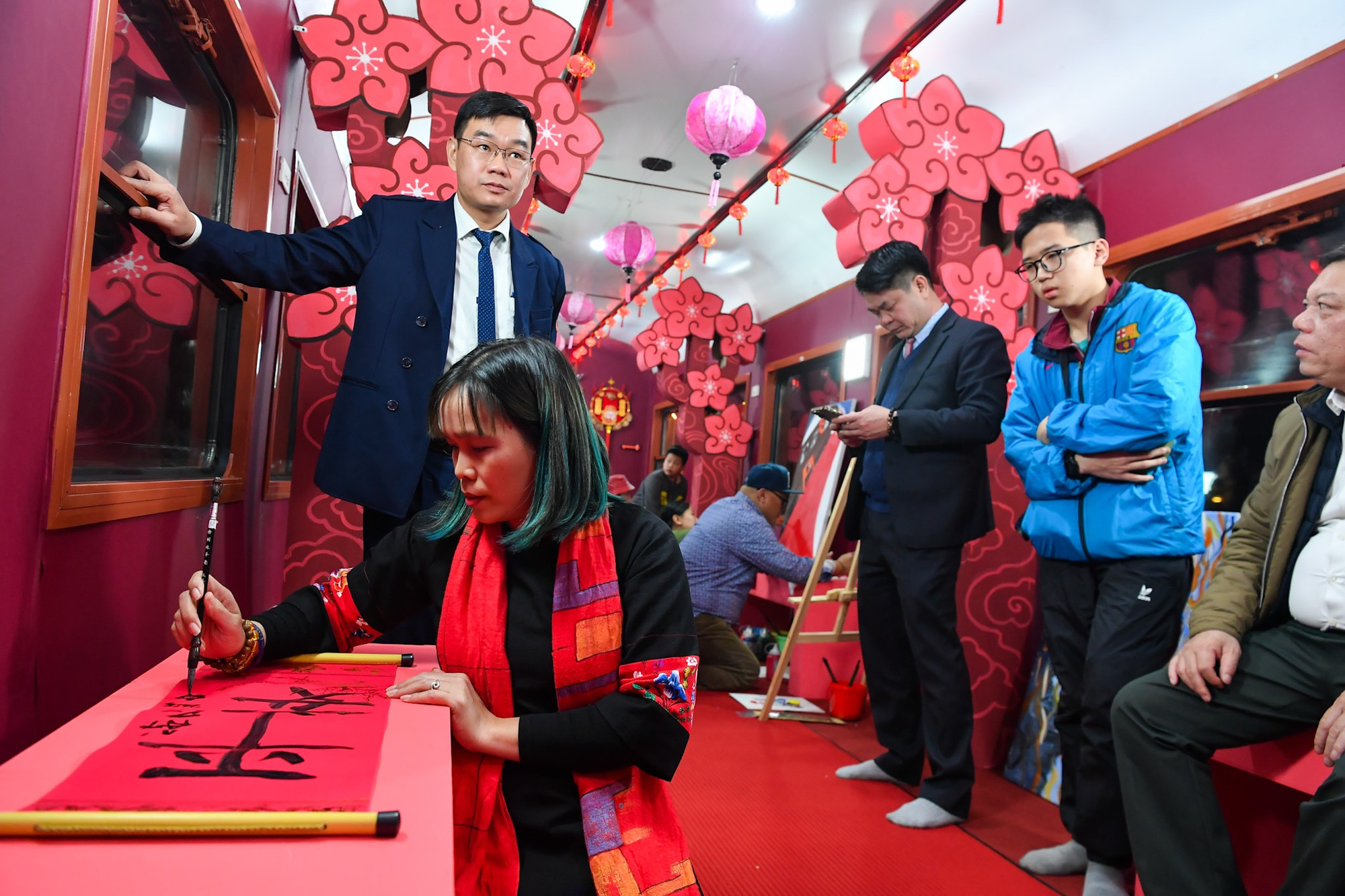 Hành khách xin chữ đầu năm ngay trên chuyến tàu thiên lý.