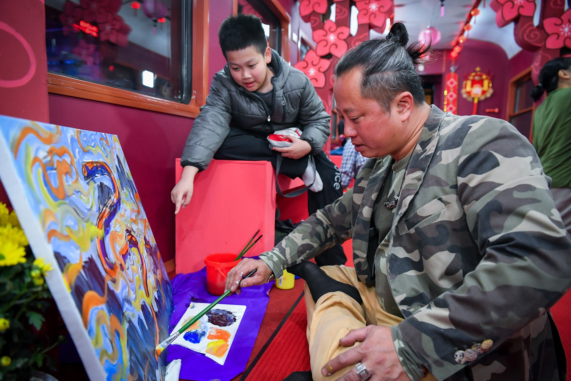 Tại toa cộng đồng, các họa sĩ sẽ cùng hành khách thực hiện hành trình đi dọc Việt Nam đón Tết; đồng thời thực hiện các tác phẩm với chủ đề "Mùa xuân".