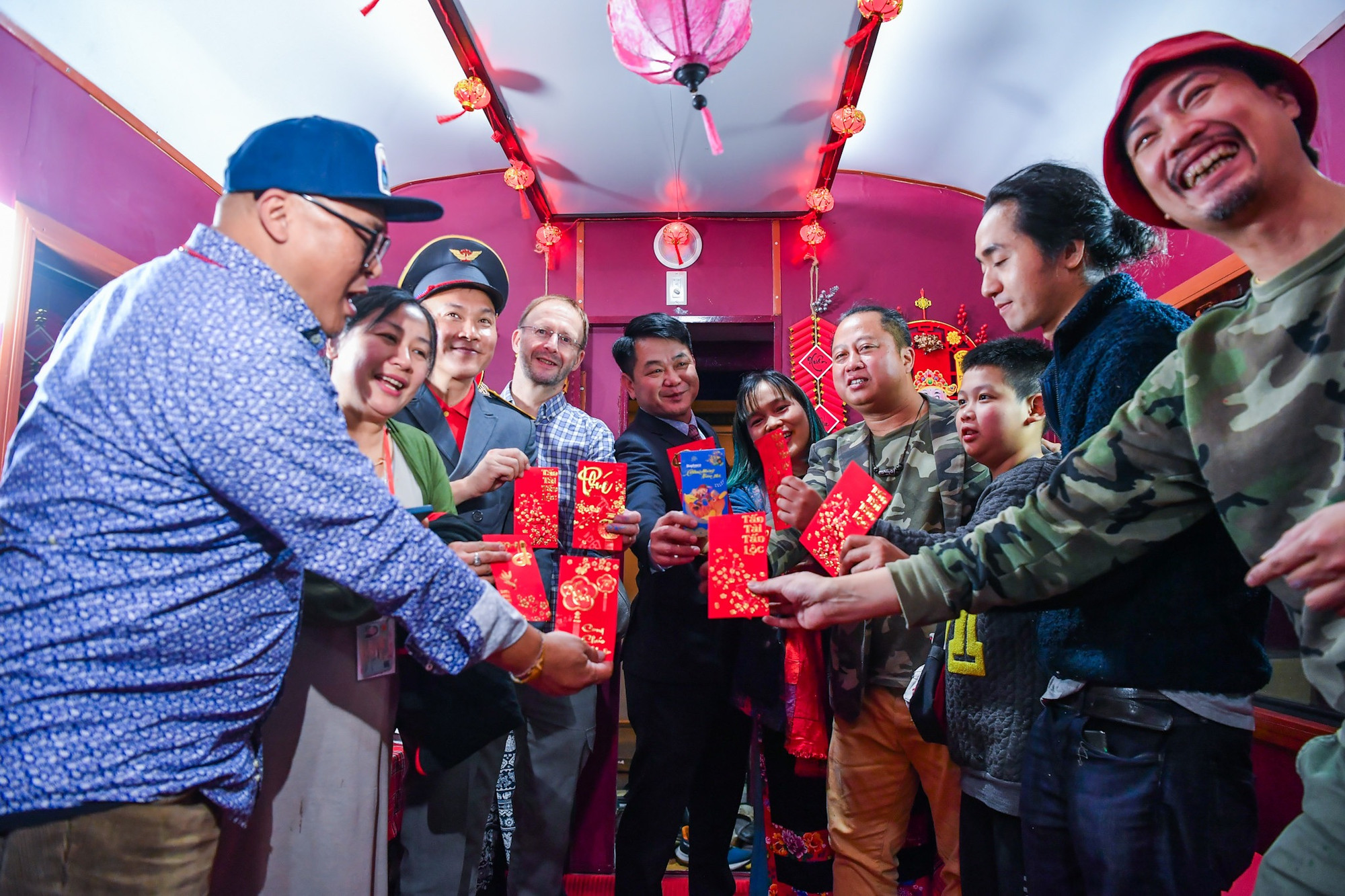 Đúng 0 giờ sáng Mùng Một Tết, tất cả những người có mặt trên đoàn tàu vỡ òa trong niềm vui đón chào năm mới.