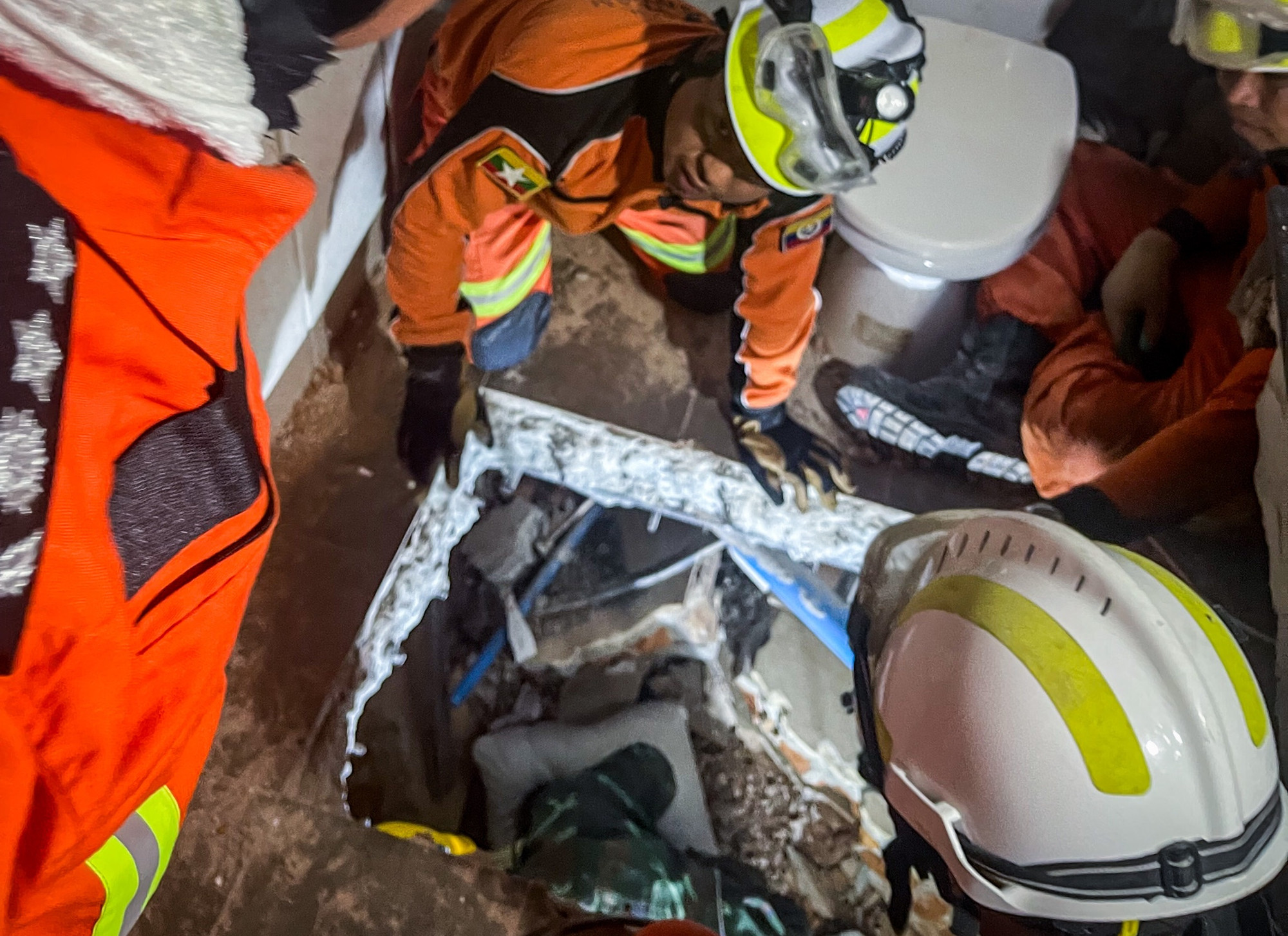 Sau khi đục thông được sàn, lực lượng cứu hộ đã tiếp cận thành công nạn nhân bị mắc kẹt phía dưới. Sau khi đục thông được sàn, lực lượng cứu hộ đã tiếp cận thành công nạn nhân bị mắc kẹt phía dưới.