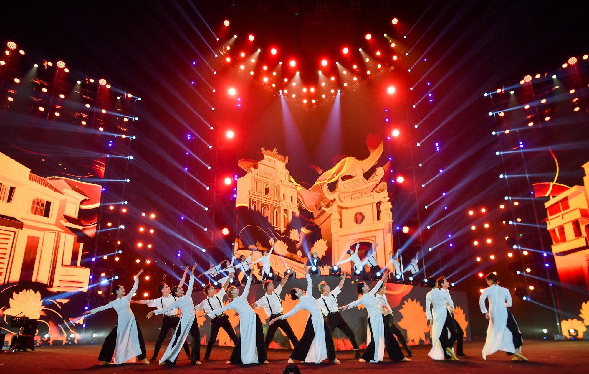 Mở đầu, ca sĩ Đỗ Hoàng Hiệp cùng tốp ca biểu diễn ca khúc Người Hà Nội.