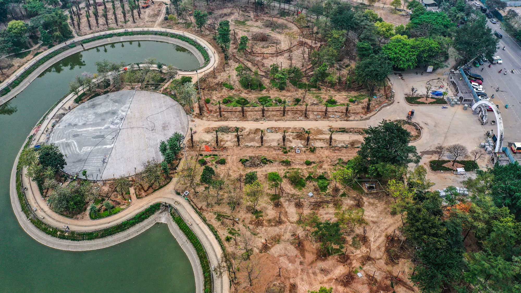 Những ngày cuối tháng 3, trên địa bàn thành phố Hà Nội, nhiều công viên, vườn hoa lớn đang được tiến hành chỉnh trang, nâng cấp theo hướng thân thiện hơn với nhân dân. Theo kế hoạch, đến hết năm 2025, thành phố sẽ xây dựng mới, cải tạo 62 công viên, vườn hoa trên nhiều quận, huyện...