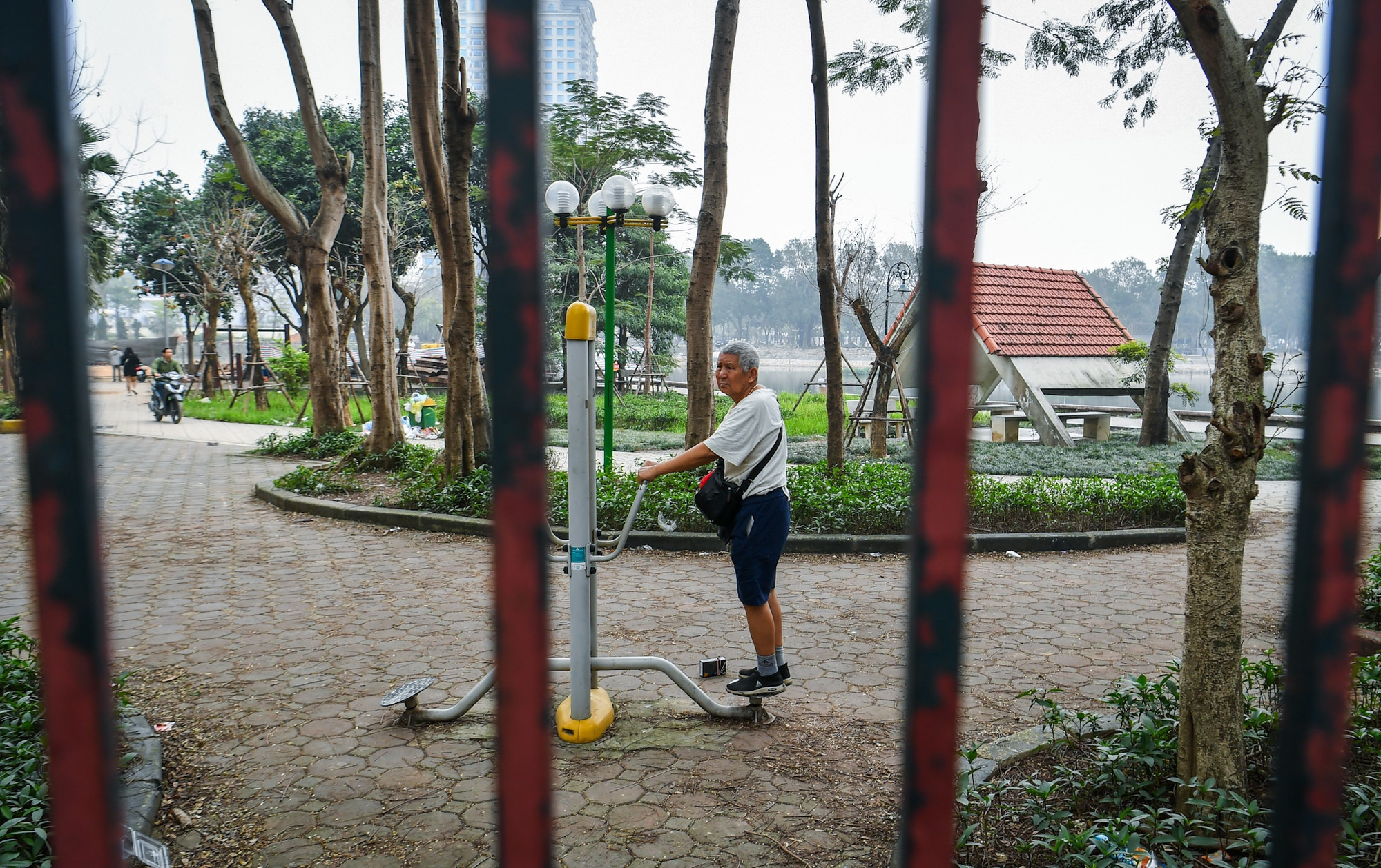 Theo Chủ tịch Ủy ban nhân dân thành phố Hà Nội Trần Sỹ Thanh, tới đây, thành phố sẽ mở ra một số mô hình mới về đầu tư công viên, cây xanh để người dân được hưởng lợi, tinh thần là không làm hàng rào, không bán vé thu phí vào công viên.