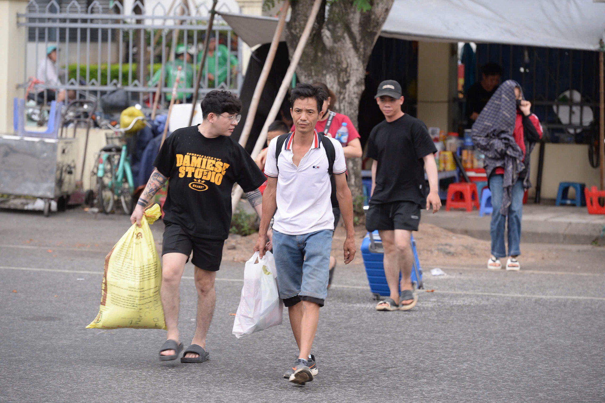 Cùng thời điểm, tại bến xe Giáp Bát, tình trạng giao thông cũng khá "dễ thở".