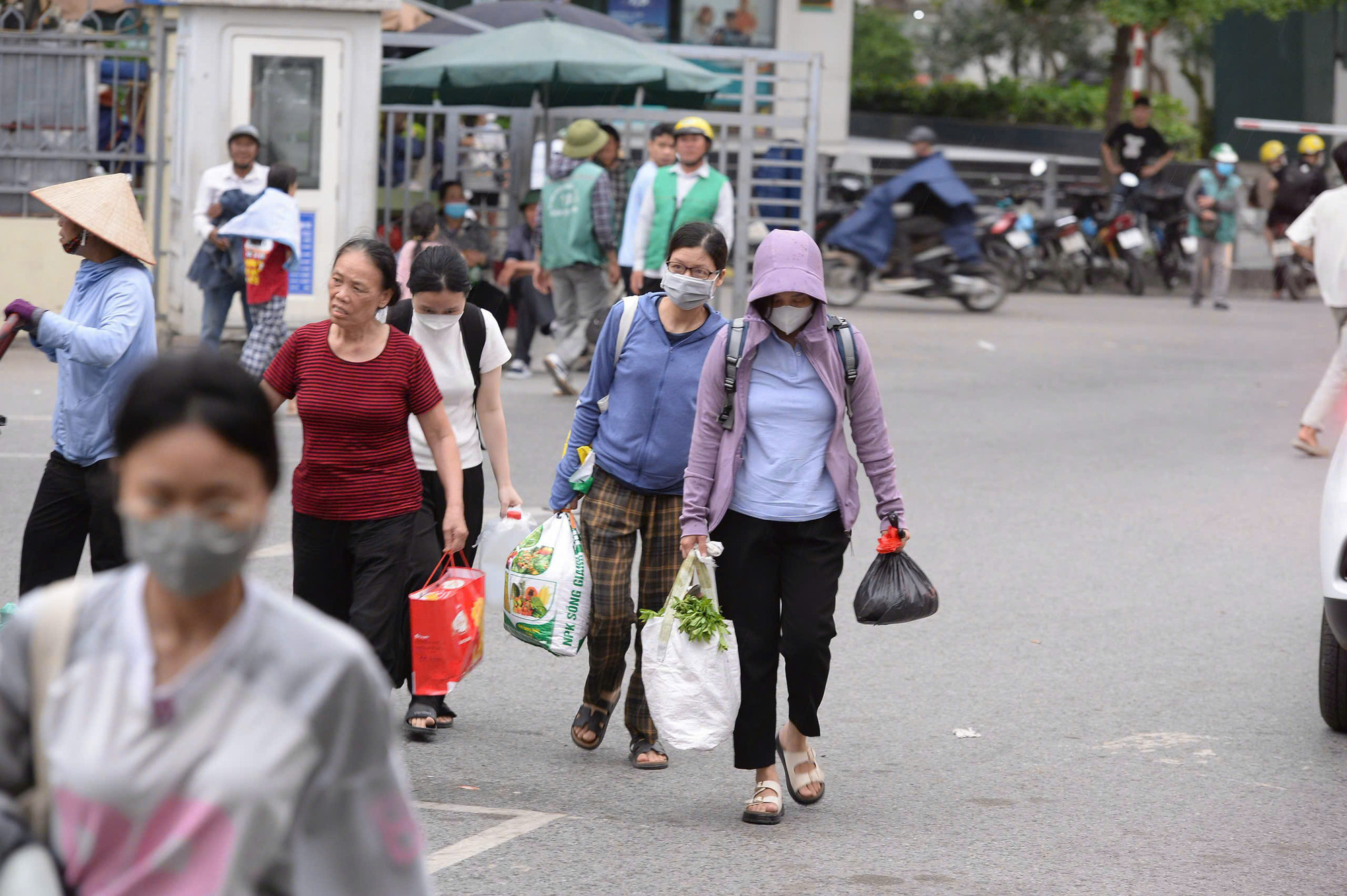 Dự kiến, từ giờ tới đêm nay, 4/5, dòng người và phương tiện sẽ tiếp tục đổ về Thủ đô sau 5 ngày nghỉ lễ.
